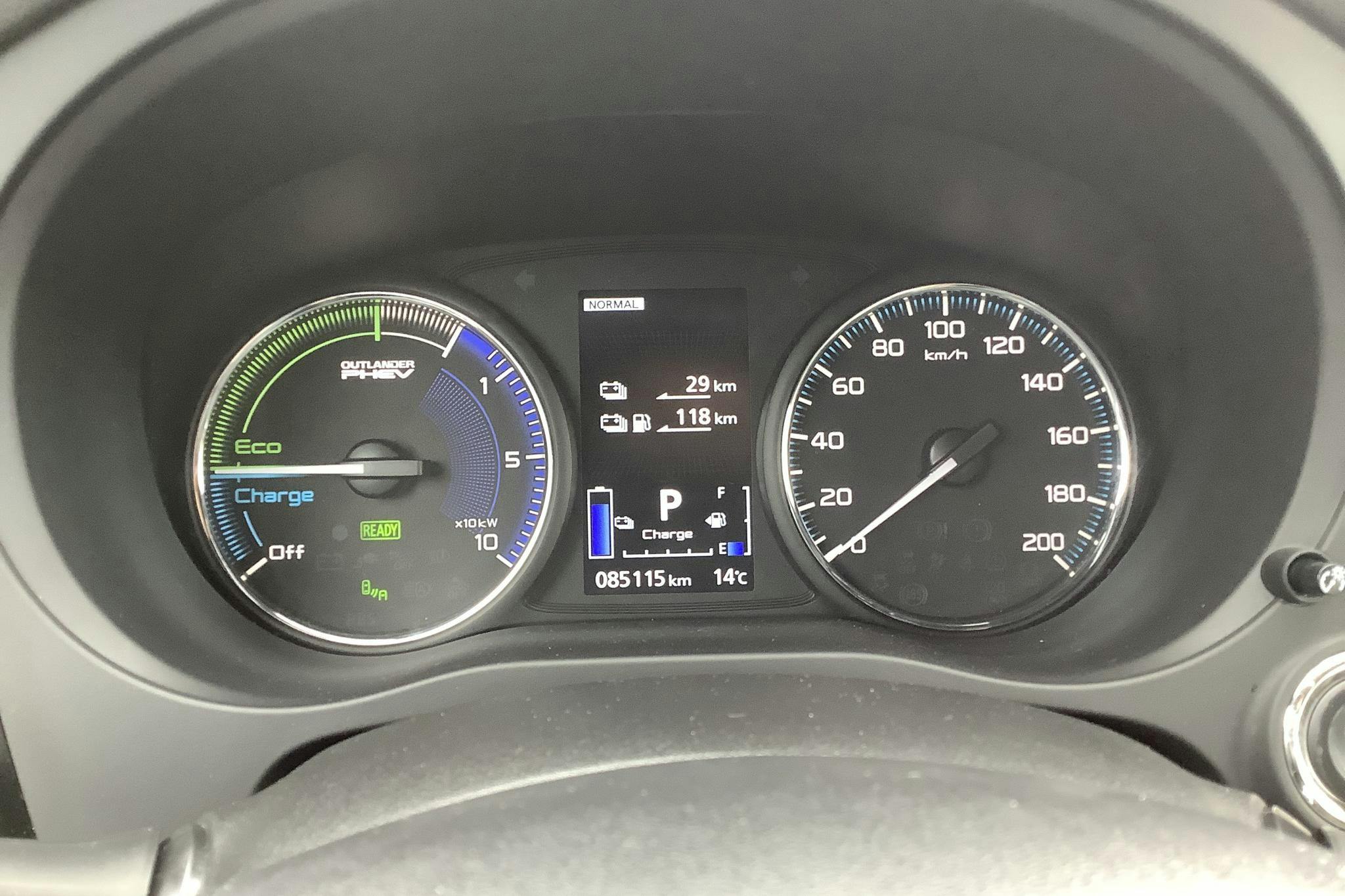 Mitsubishi Outlander 2.4 Plug-in Hybrid 4WD (136hk) - 8 512 mil - Automat - grå - 2020