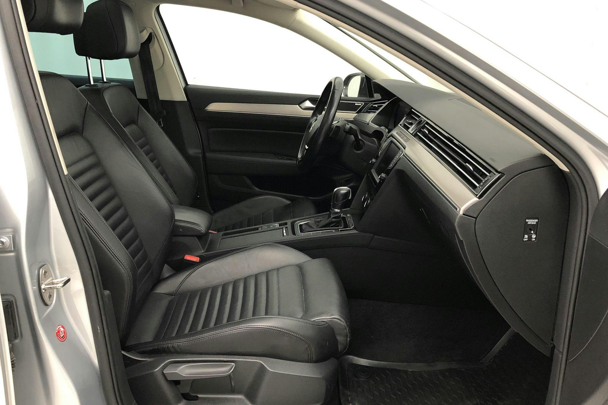 VW Passat 2.0 TDI BiTurbo Sportscombi 4MOTION (240hk) - 17 794 mil - Automat - silver - 2017