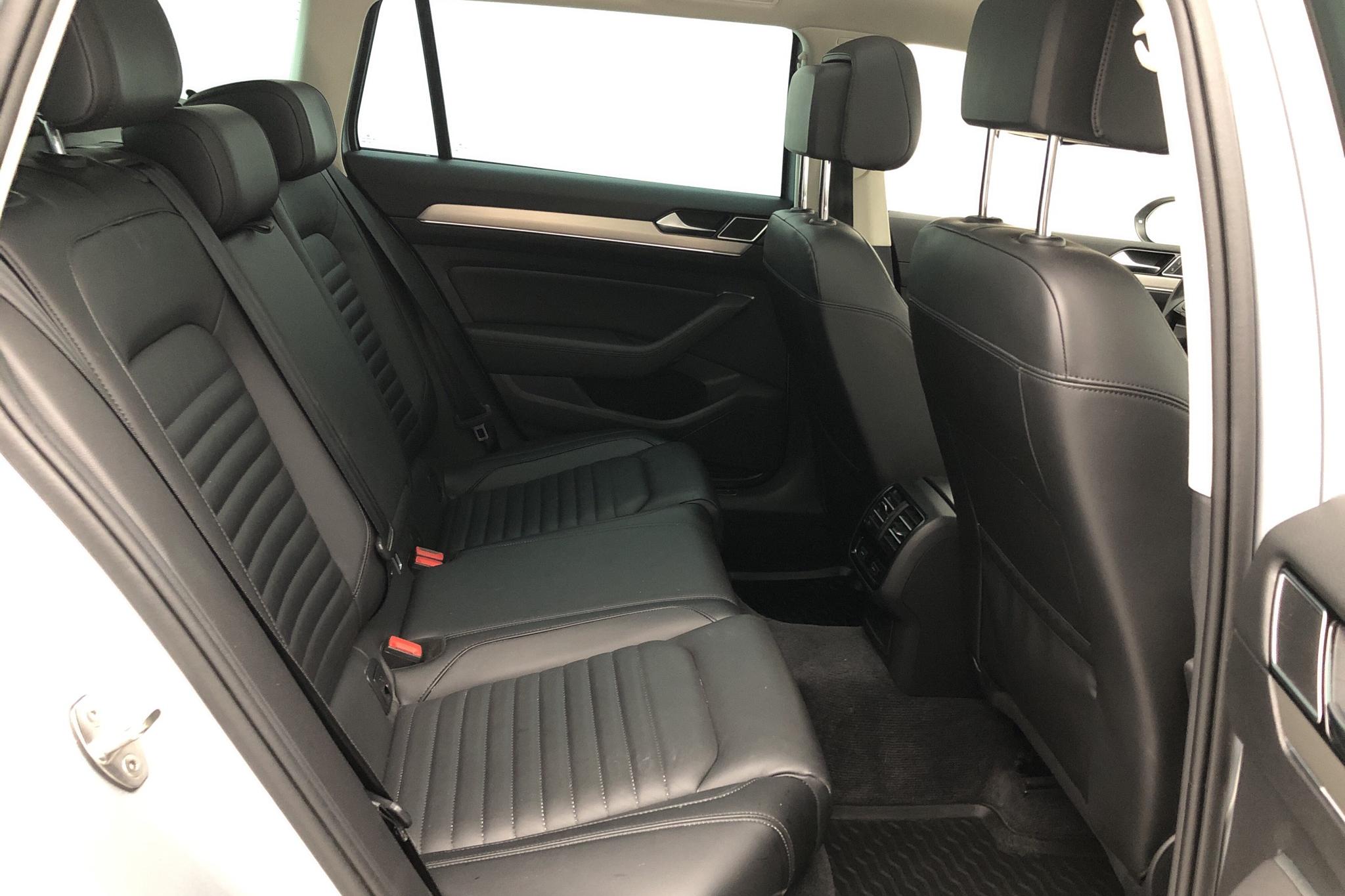 VW Passat 2.0 TDI BiTurbo Sportscombi 4MOTION (240hk) - 17 794 mil - Automat - silver - 2017