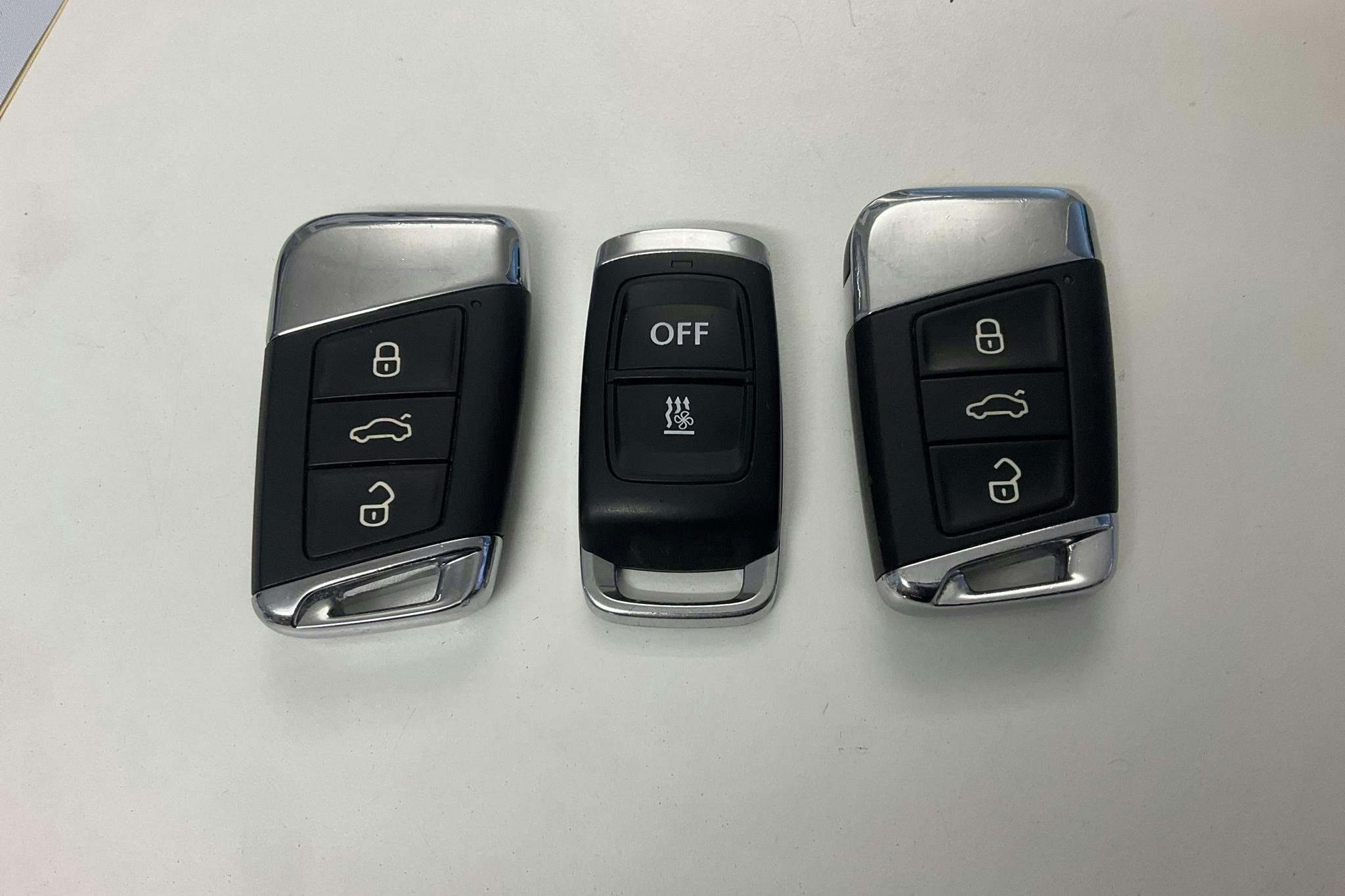 VW Passat 2.0 TDI BiTurbo Sportscombi 4MOTION (240hk) - 17 794 mil - Automat - silver - 2017