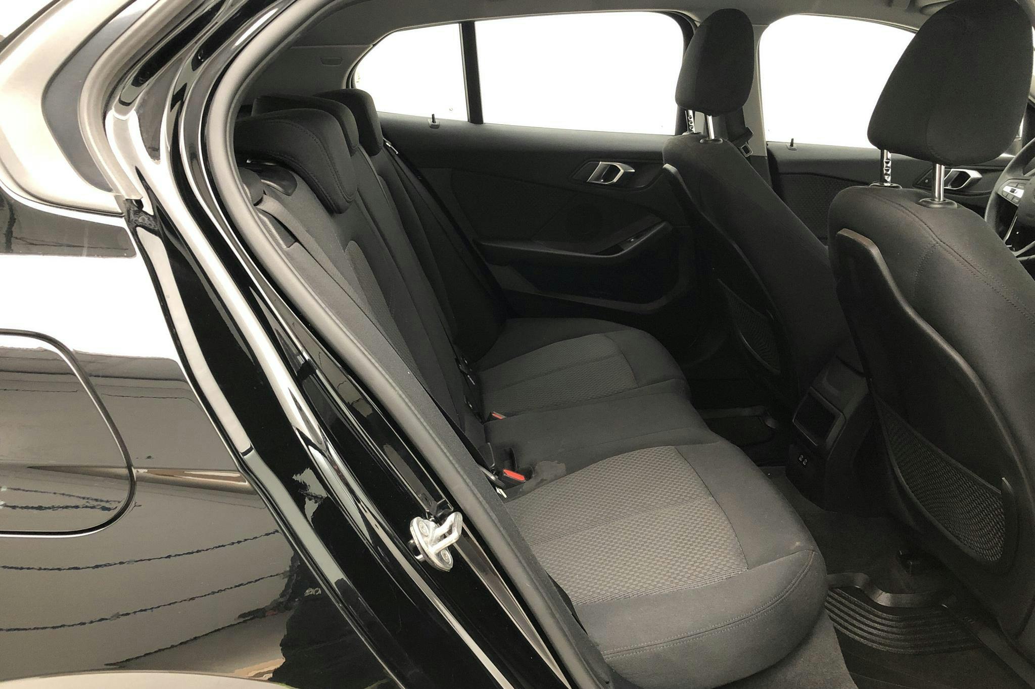 BMW 118d 5dr, F40 (150hk) - 5 628 mil - Automat - svart - 2020