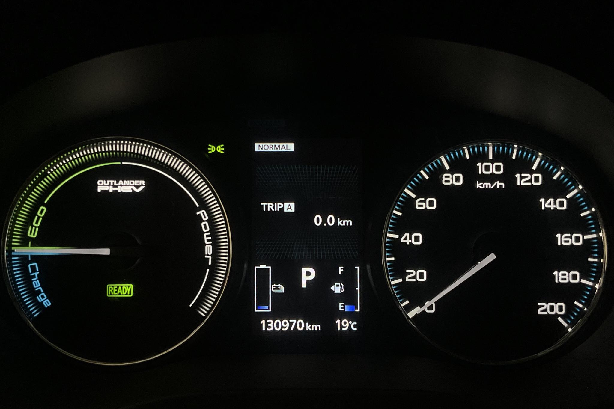 Mitsubishi Outlander 2.0 Plug-in Hybrid 4WD (121hk)Diesel - 13 097 mil - Automat - svart - 2016