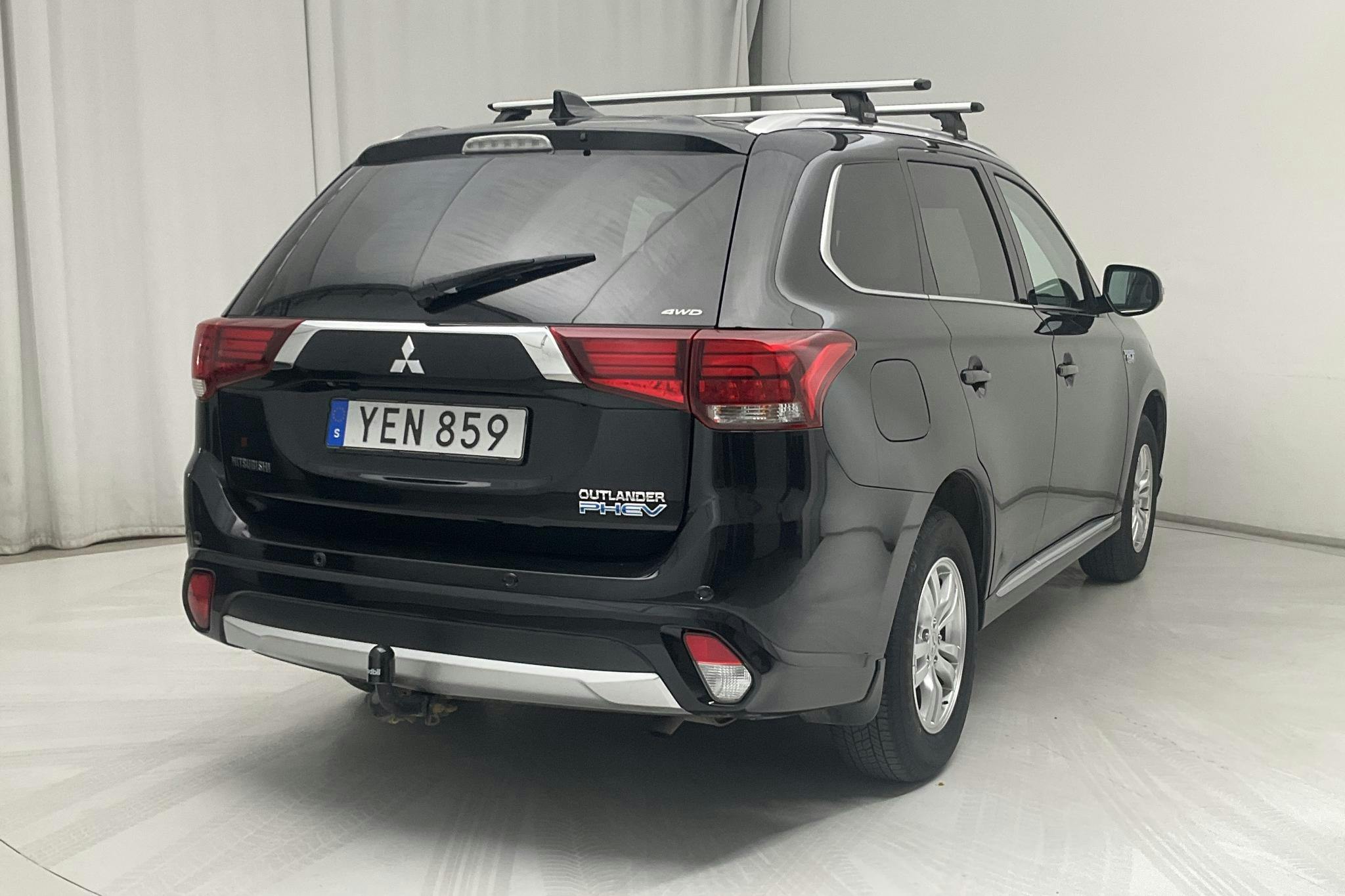 Mitsubishi Outlander 2.0 Plug-in Hybrid 4WD (121hk)Diesel - 13 097 mil - Automat - svart - 2016