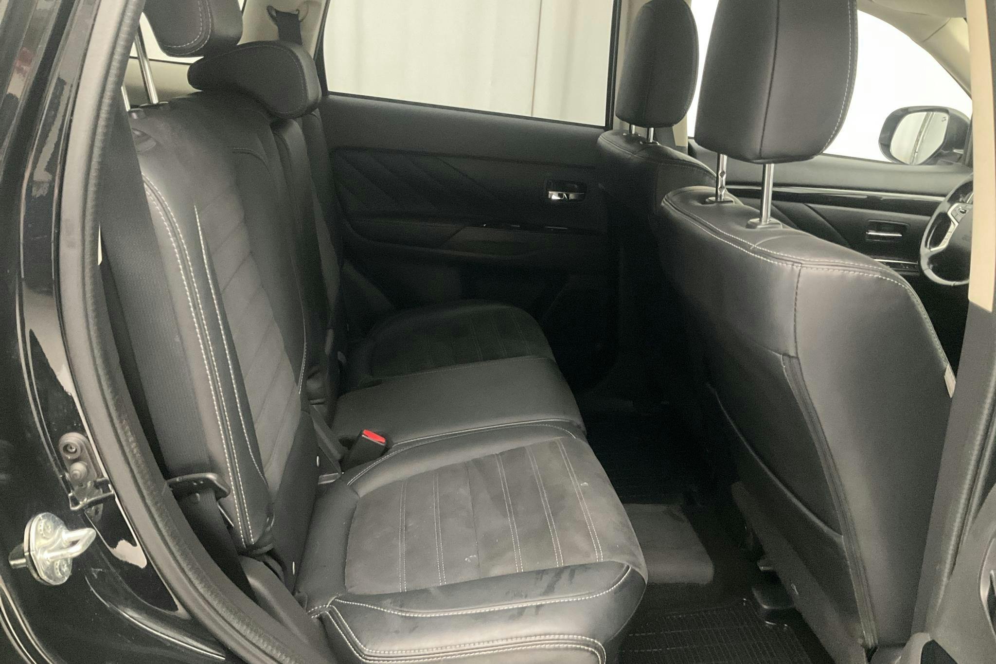 Mitsubishi Outlander 2.0 Plug-in Hybrid 4WD (121hk)Diesel - 13 097 mil - Automat - svart - 2016