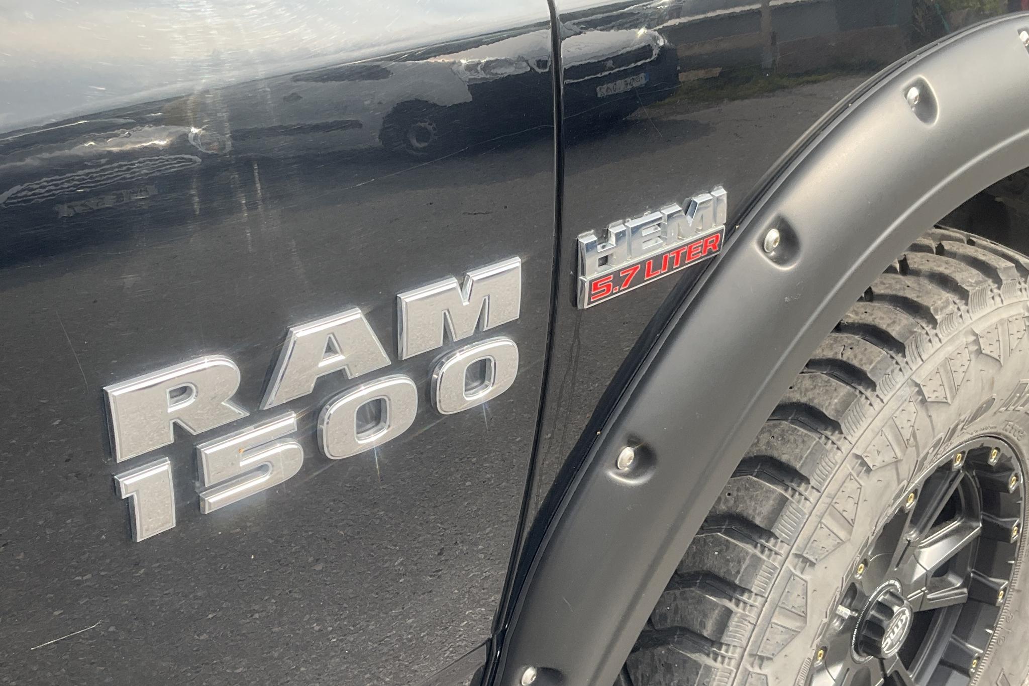Dodge RAM 1500 5.7 4WD (401hk) - 12 557 mil - Automat - svart - 2014