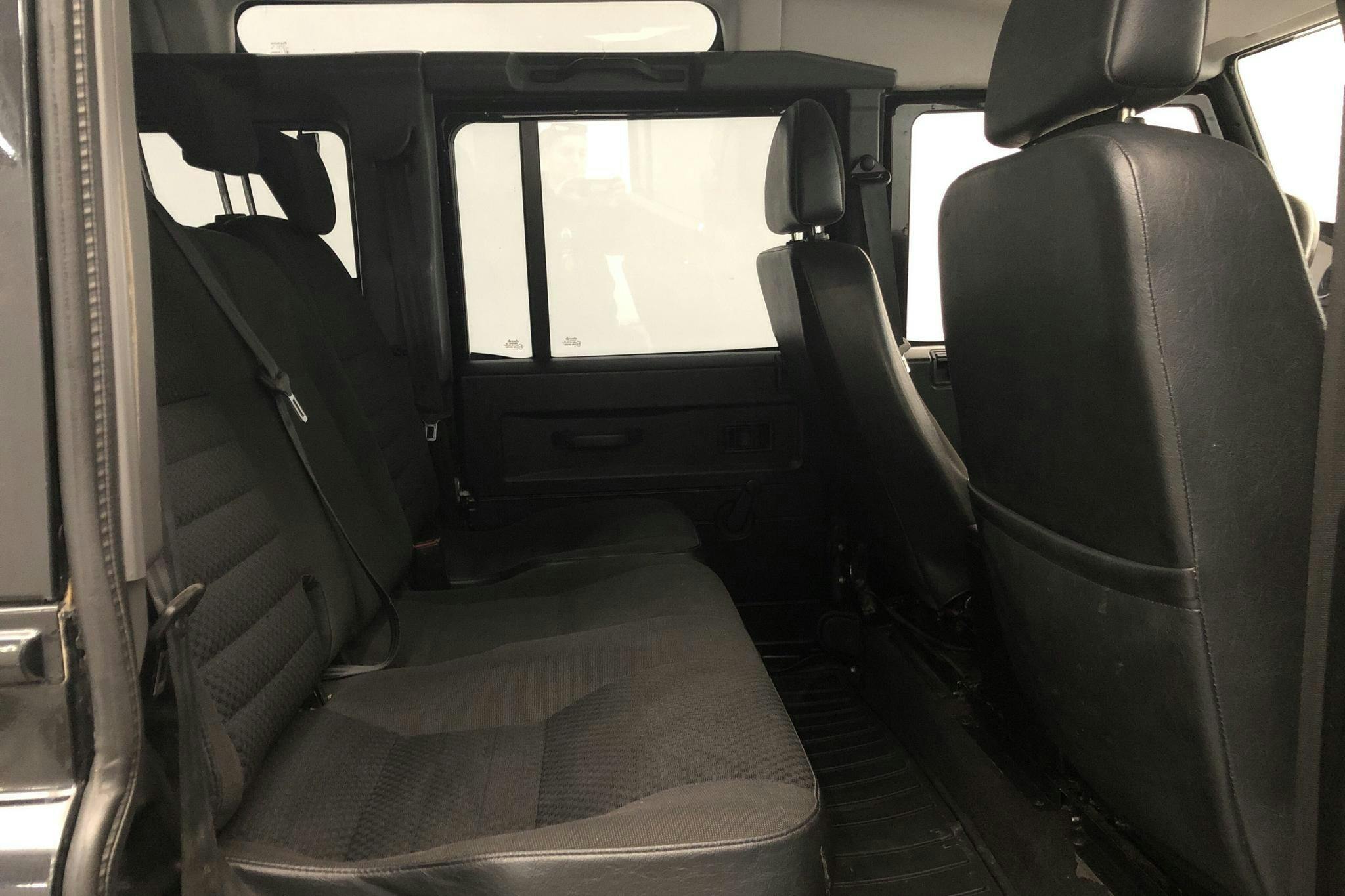 Land Rover Defender 110 SW (122hk) - 264 020 km - Manual - black - 2010
