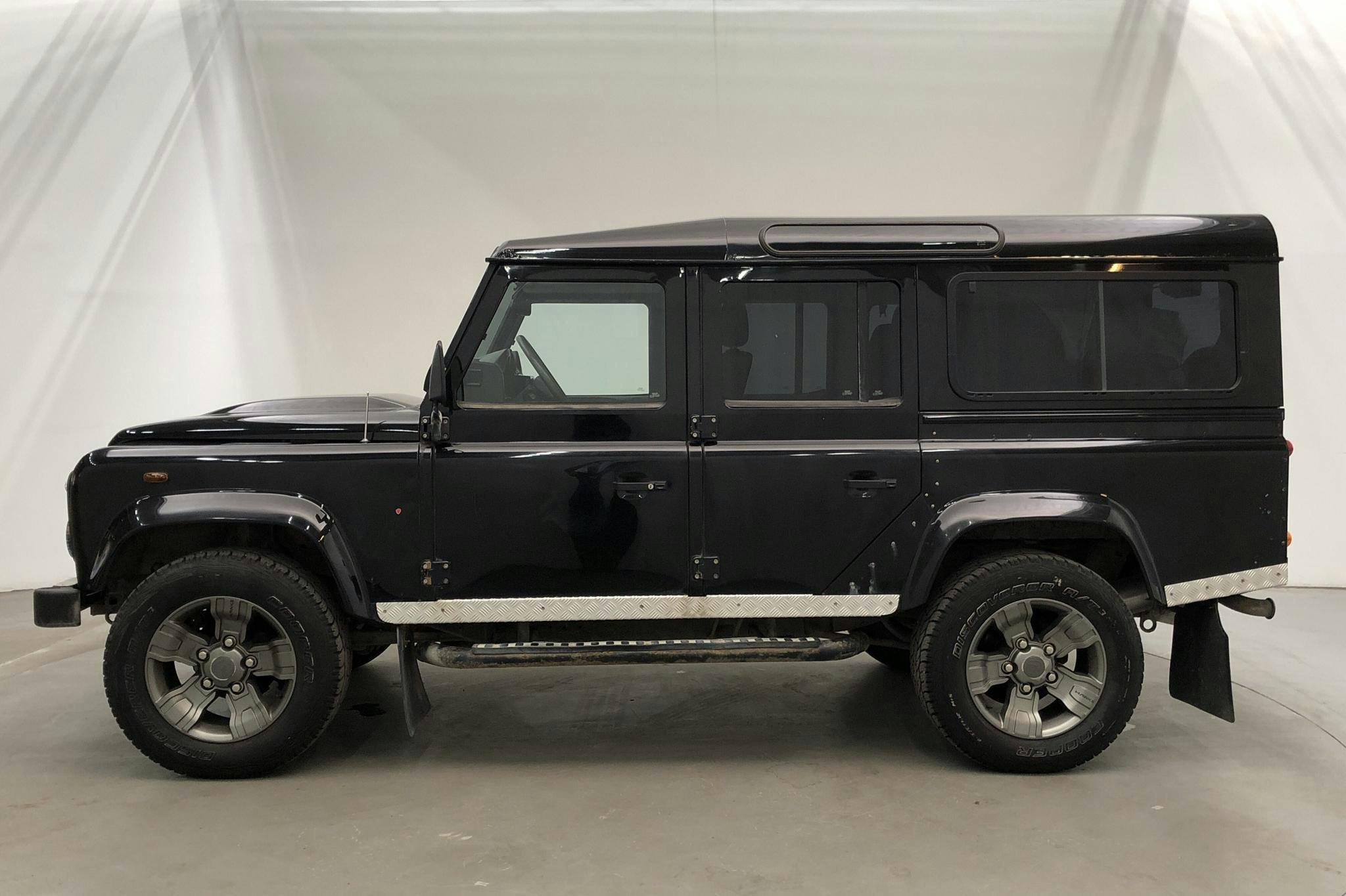 Land Rover Defender 110 SW (122hk) - 264 020 km - Manual - black - 2010