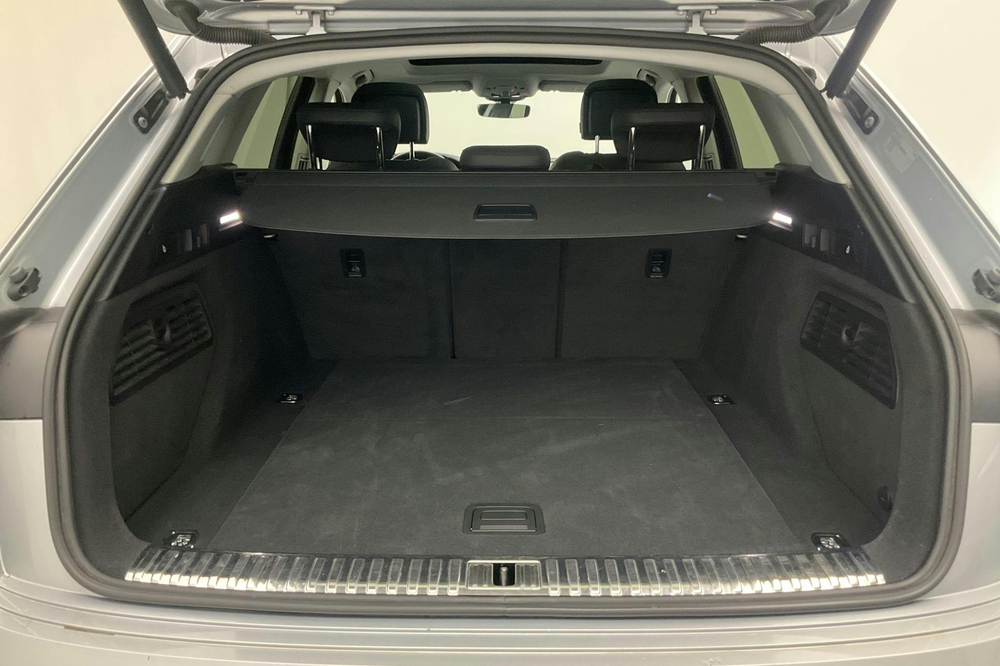 Audi e-tron 55 quattro 95 kWh (360hk) - 11 578 mil - Automat - silver - 2020