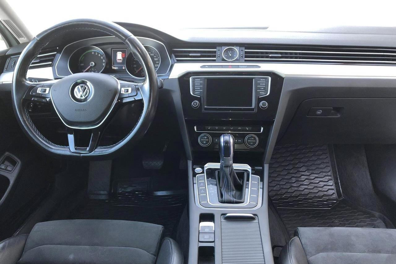 VW Passat 1.4 Plug-in-Hybrid Sportscombi (218hk) - 17 582 mil - Automat - vit - 2017
