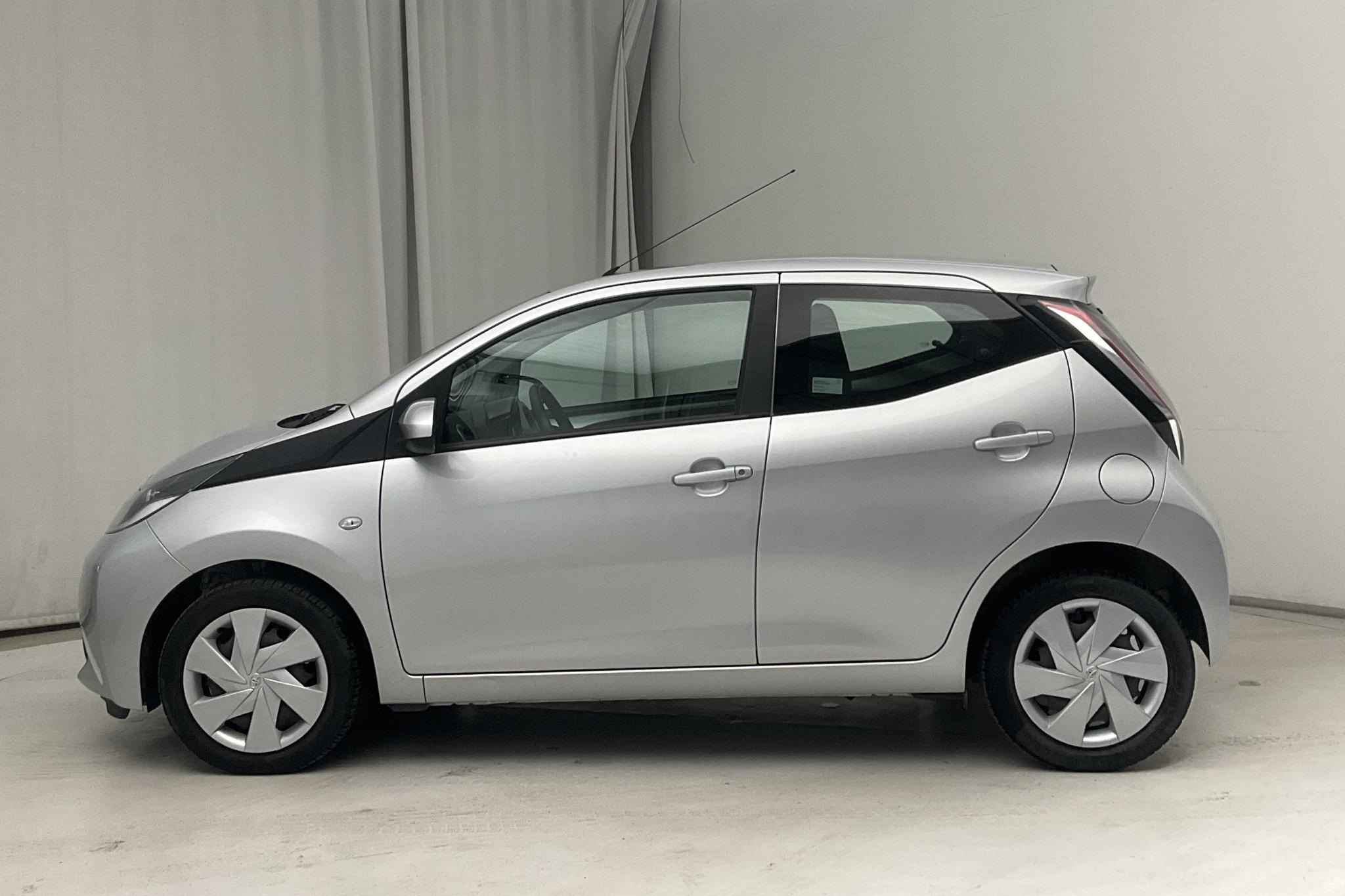 Toyota Aygo 1.0 5dr (69hk) - 1 635 mil - Automat - silver - 2015
