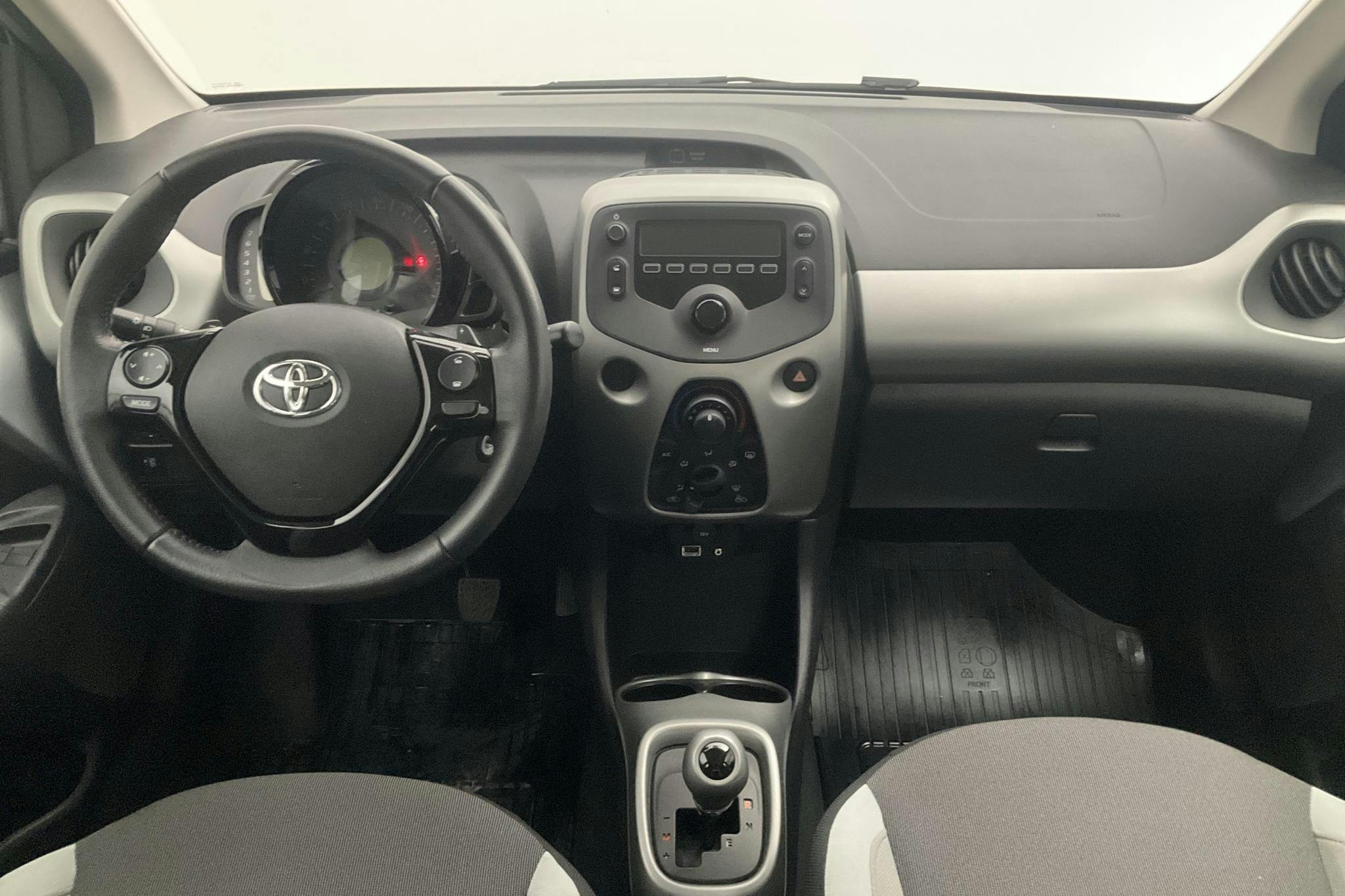 Toyota Aygo 1.0 5dr (69hk) - 1 635 mil - Automat - silver - 2015