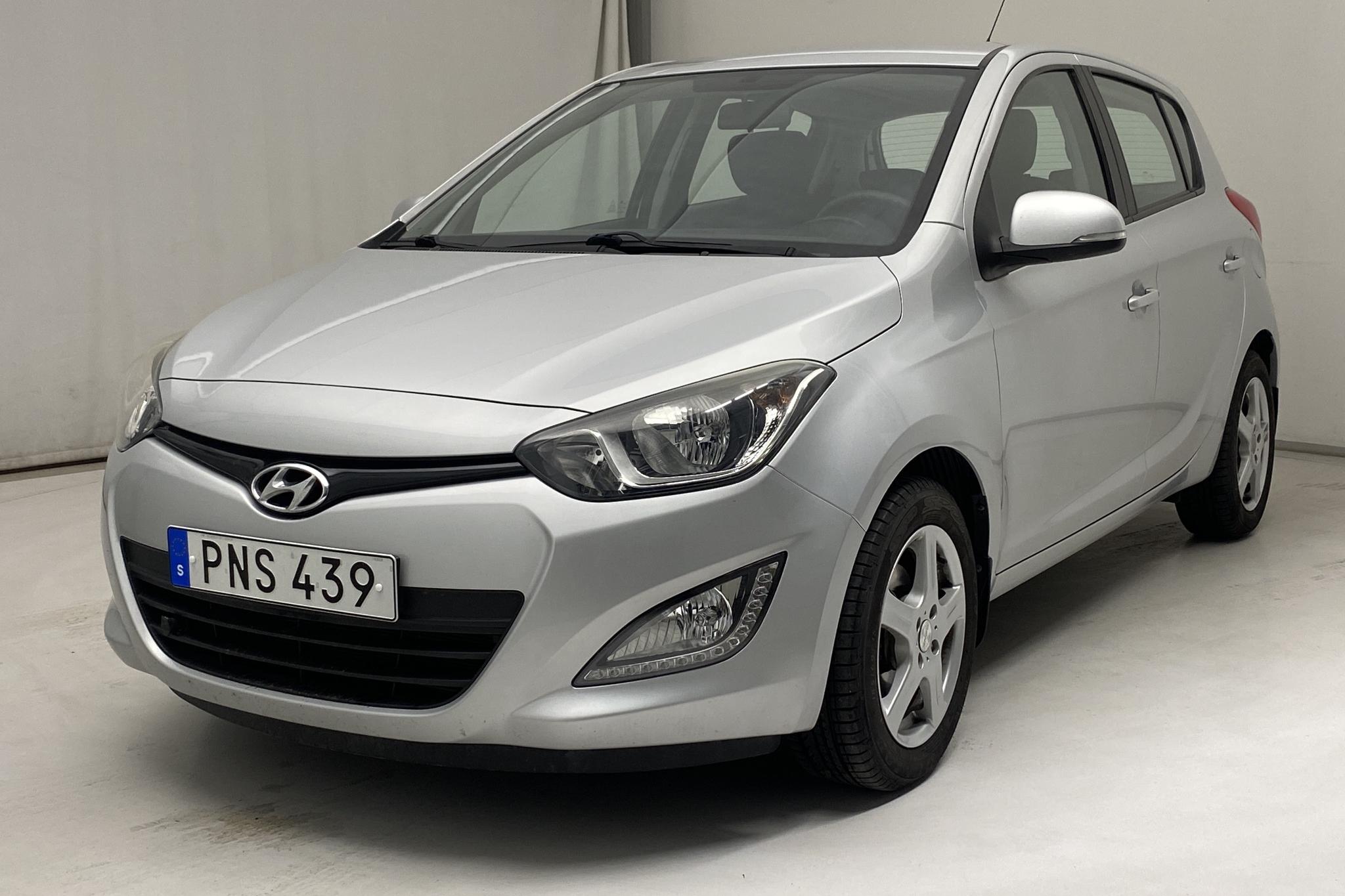 Hyundai i20 1.4 (100hk) - 2 703 mil - Automat - silver - 2015