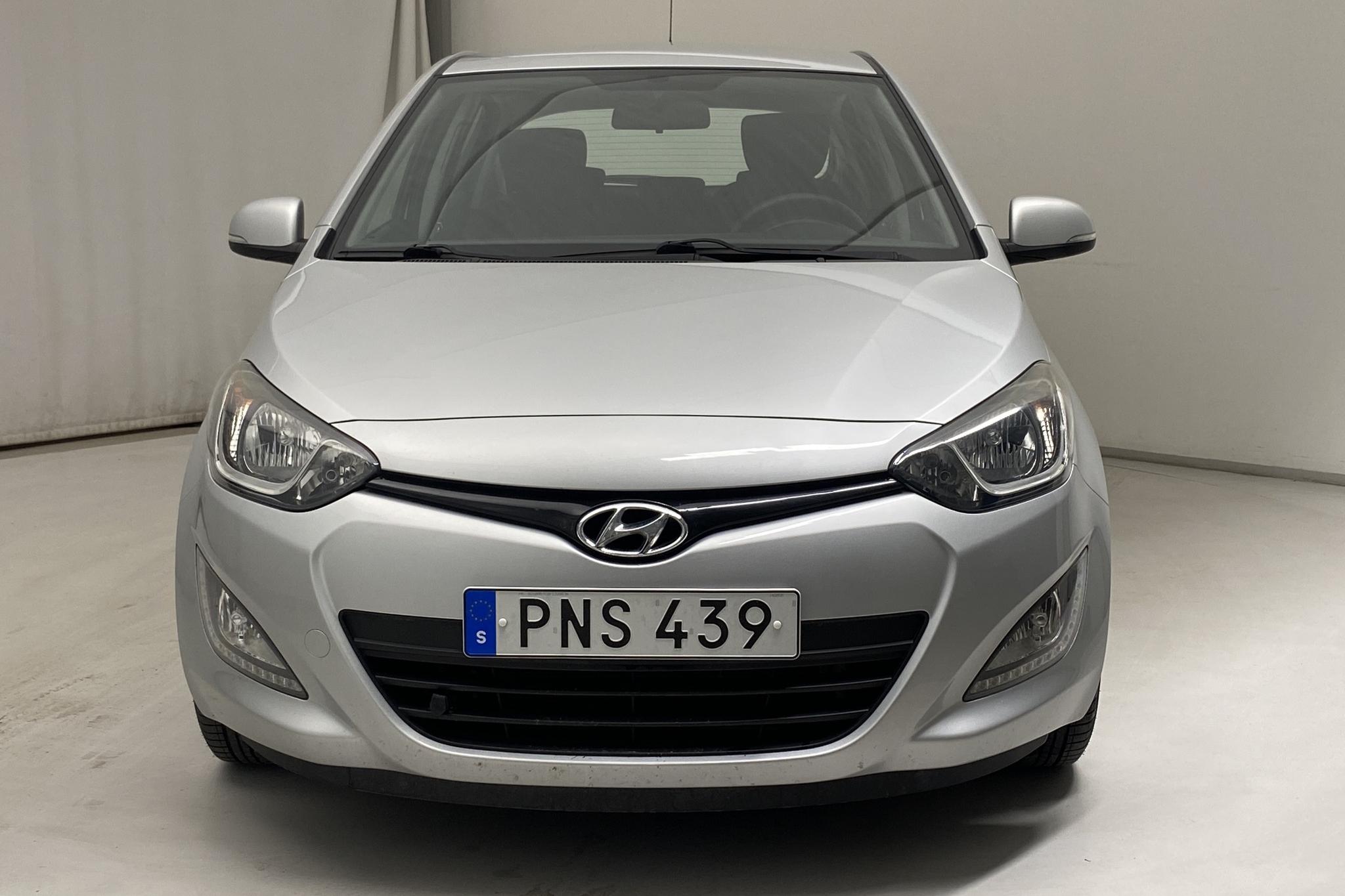 Hyundai i20 1.4 (100hk) - 27 030 km - Automatic - silver - 2015