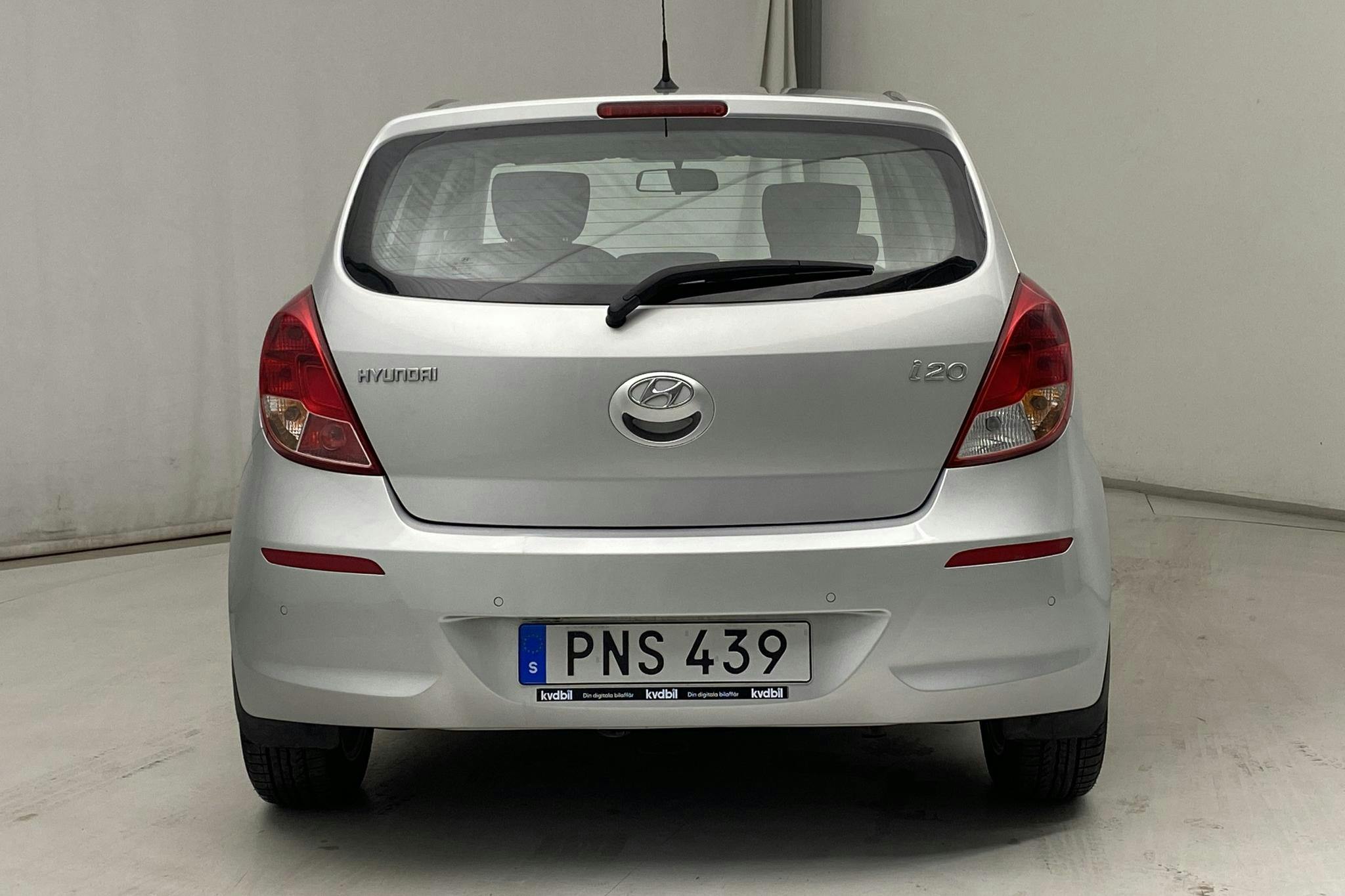 Hyundai i20 1.4 (100hk) - 2 703 mil - Automat - silver - 2015