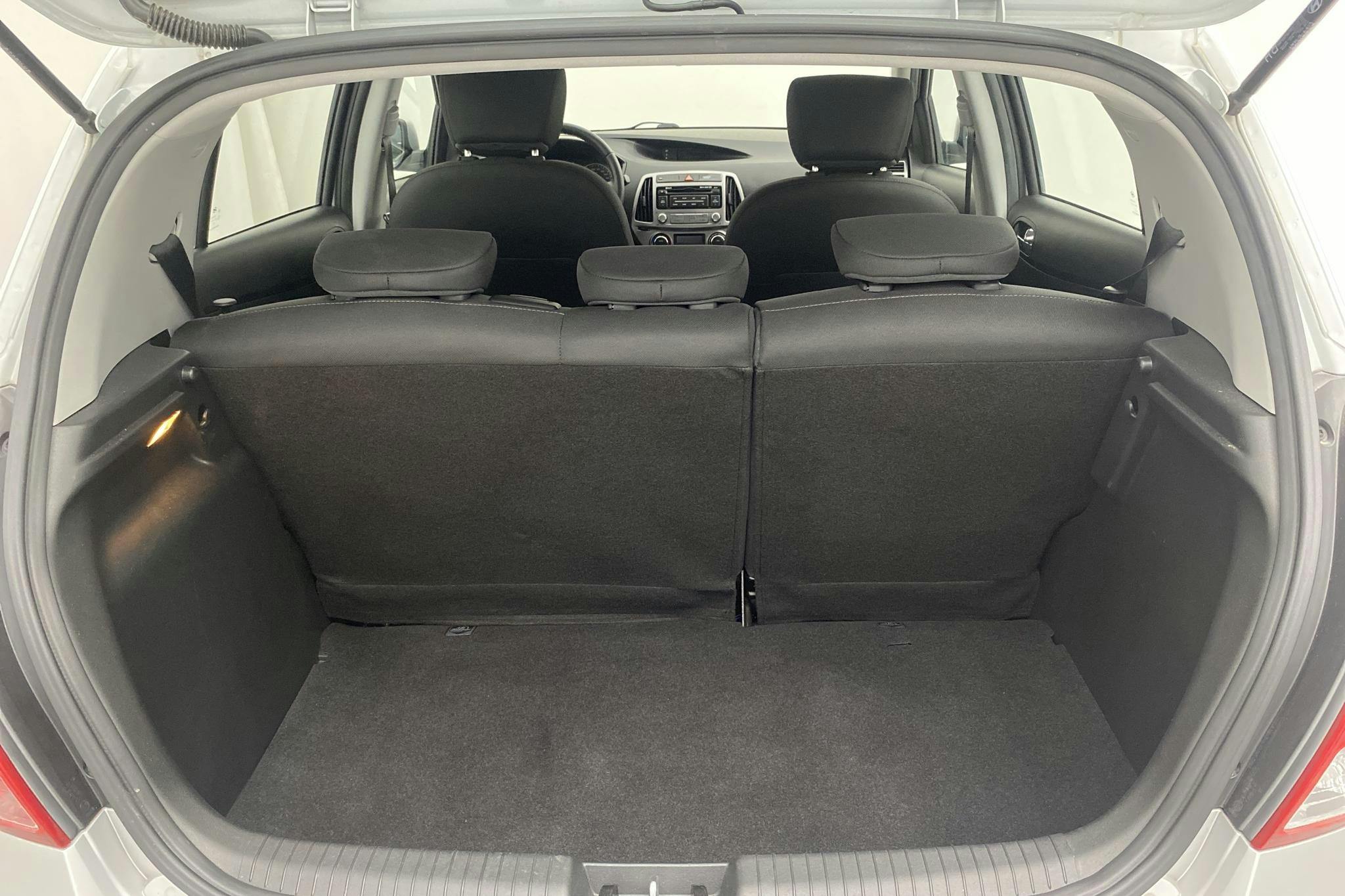Hyundai i20 1.4 (100hk) - 2 703 mil - Automat - silver - 2015