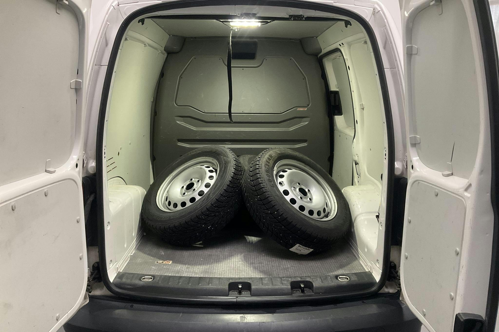VW Caddy 2.0 TDI Skåp (102hk) - 7 450 mil - Automat - vit - 2018