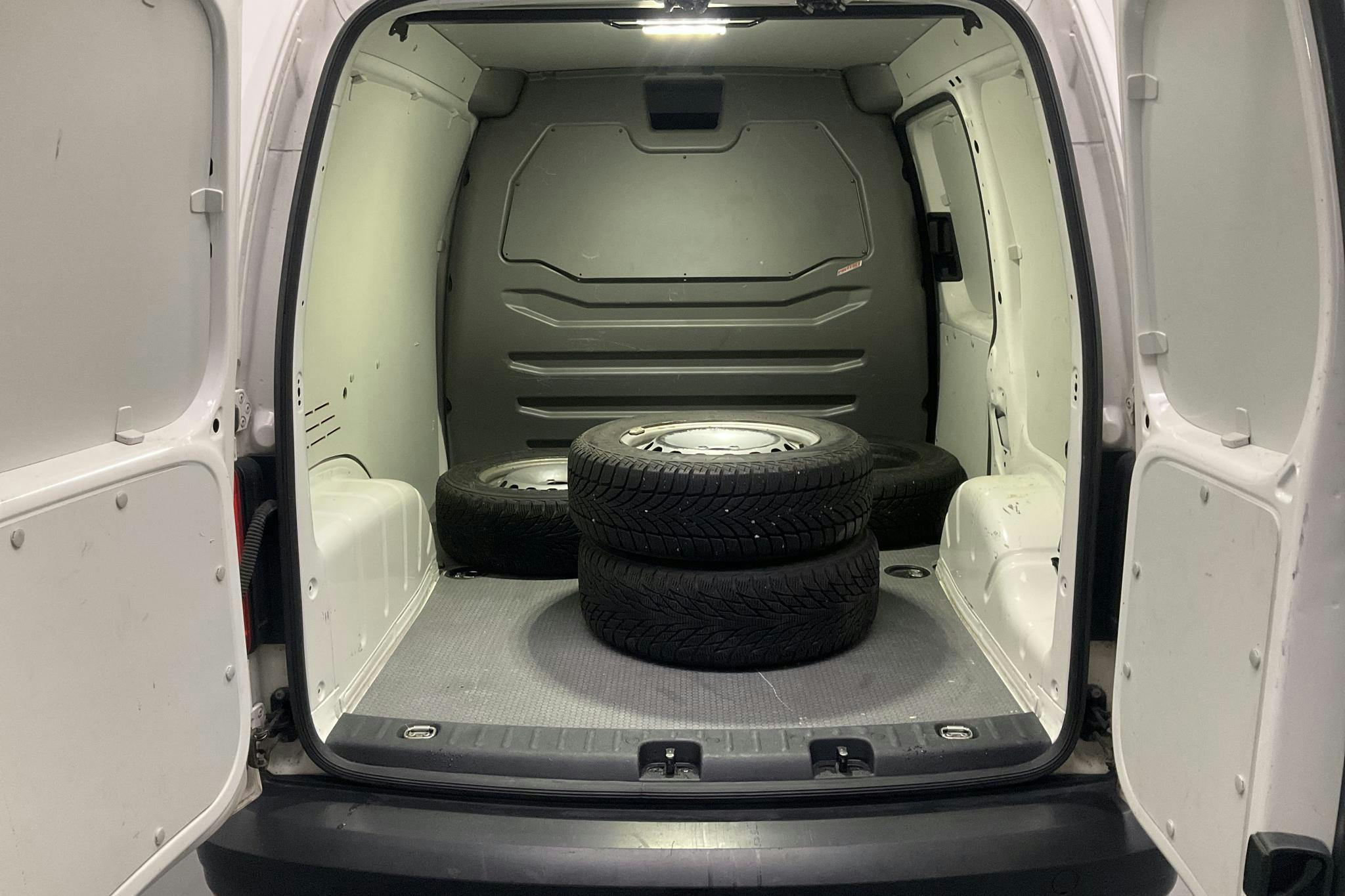 VW Caddy 2.0 TDI Skåp (102hk) - 7 177 mil - Automat - vit - 2018