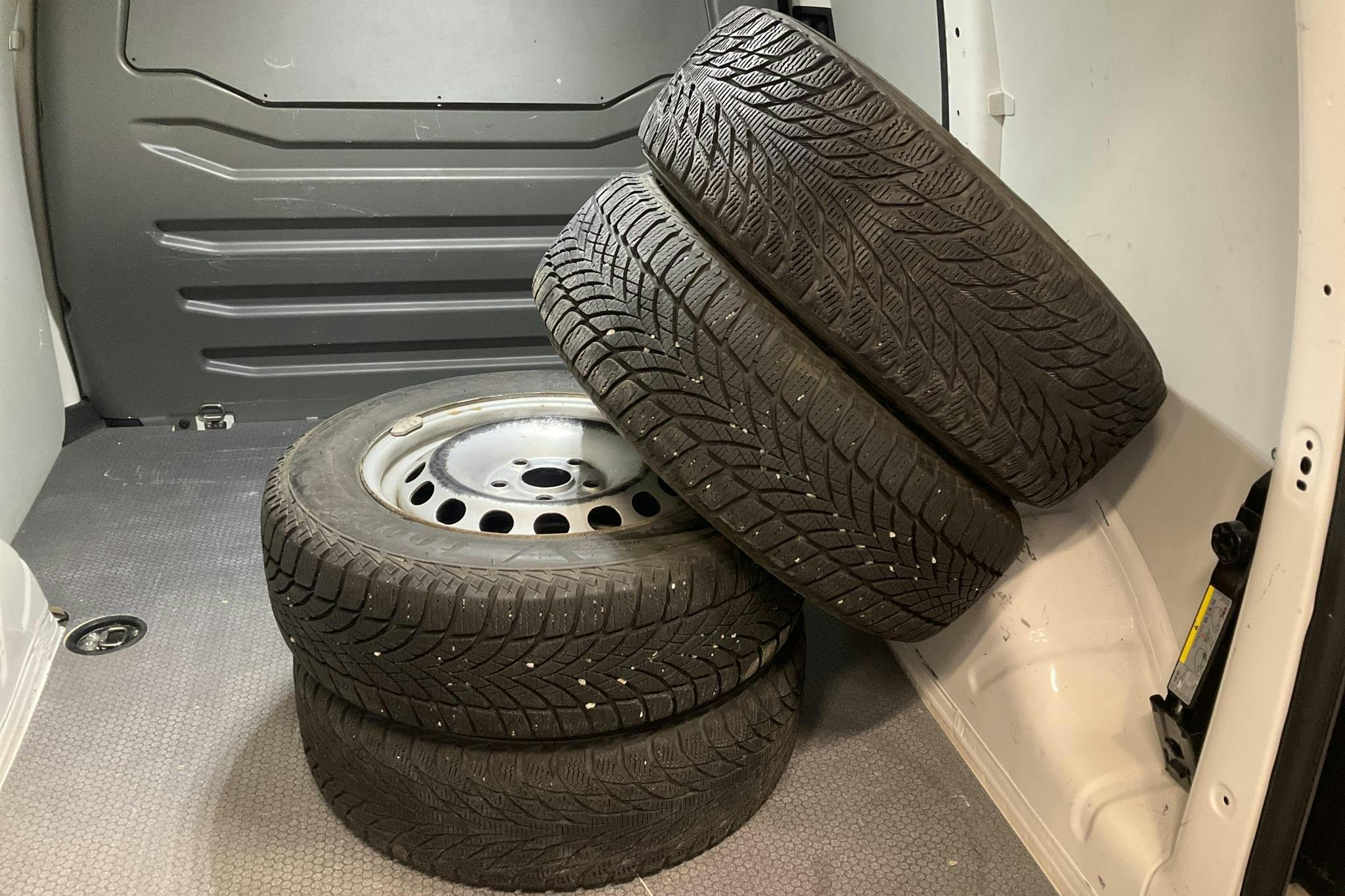 VW Caddy 2.0 TDI Skåp (102hk) - 7 177 mil - Automat - vit - 2018