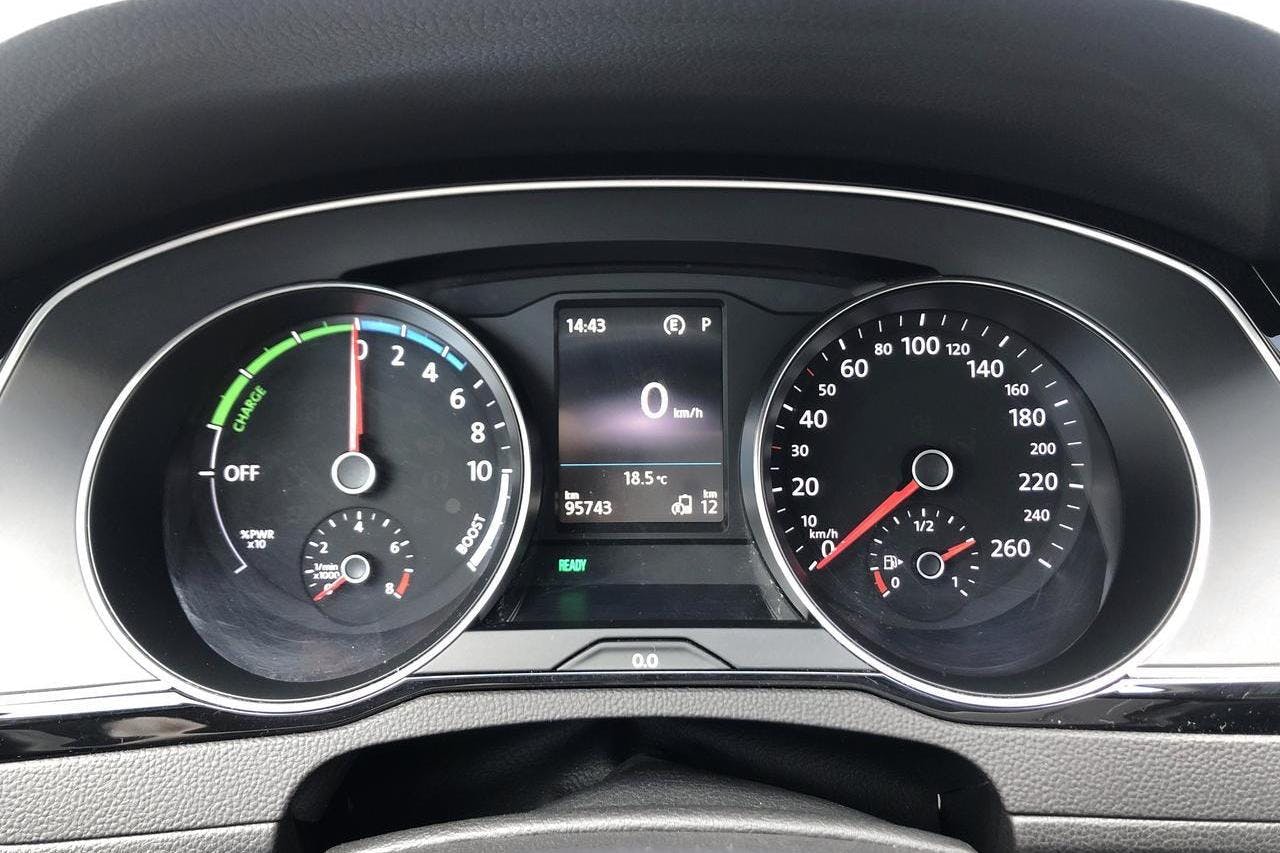 VW Passat 1.4 Plug-in-Hybrid Sportscombi (218hk) - 9 575 mil - Automat - vit - 2017
