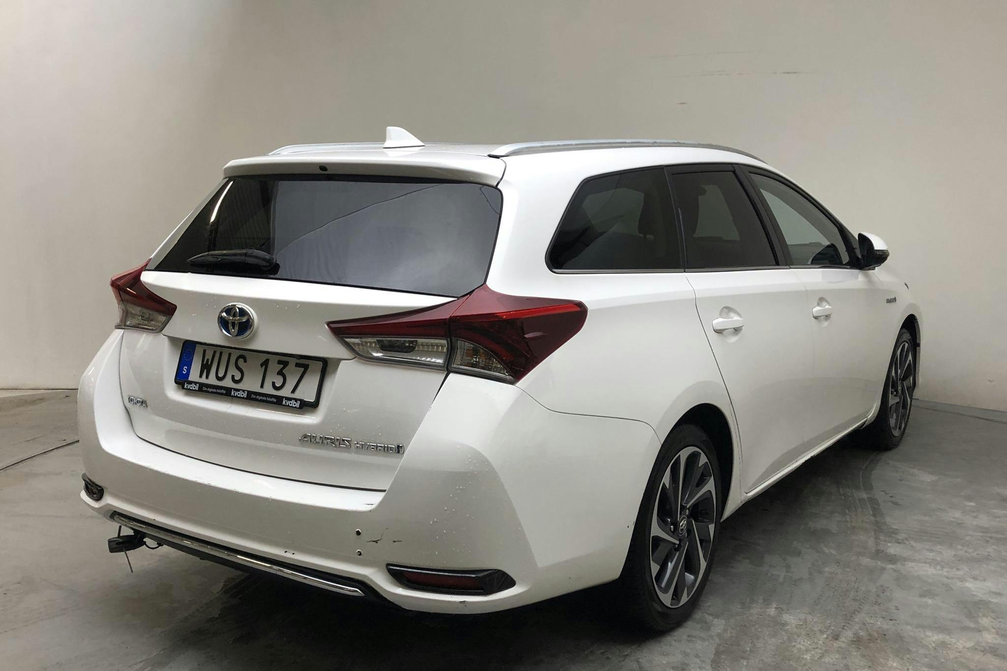 Toyota Auris 1.8 HSD Touring Sports (99hk) - 15 375 mil - Automat - vit - 2016