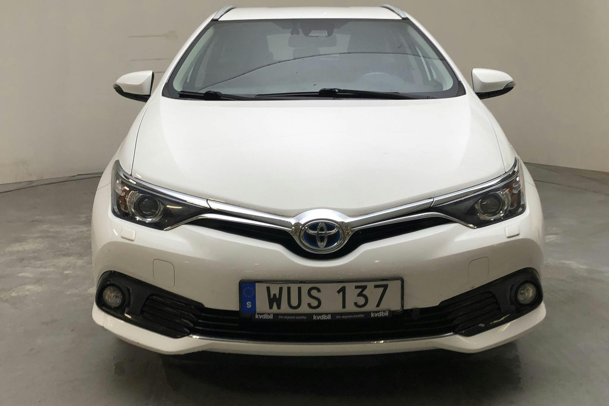 Toyota Auris 1.8 HSD Touring Sports (99hk) - 15 375 mil - Automat - vit - 2016