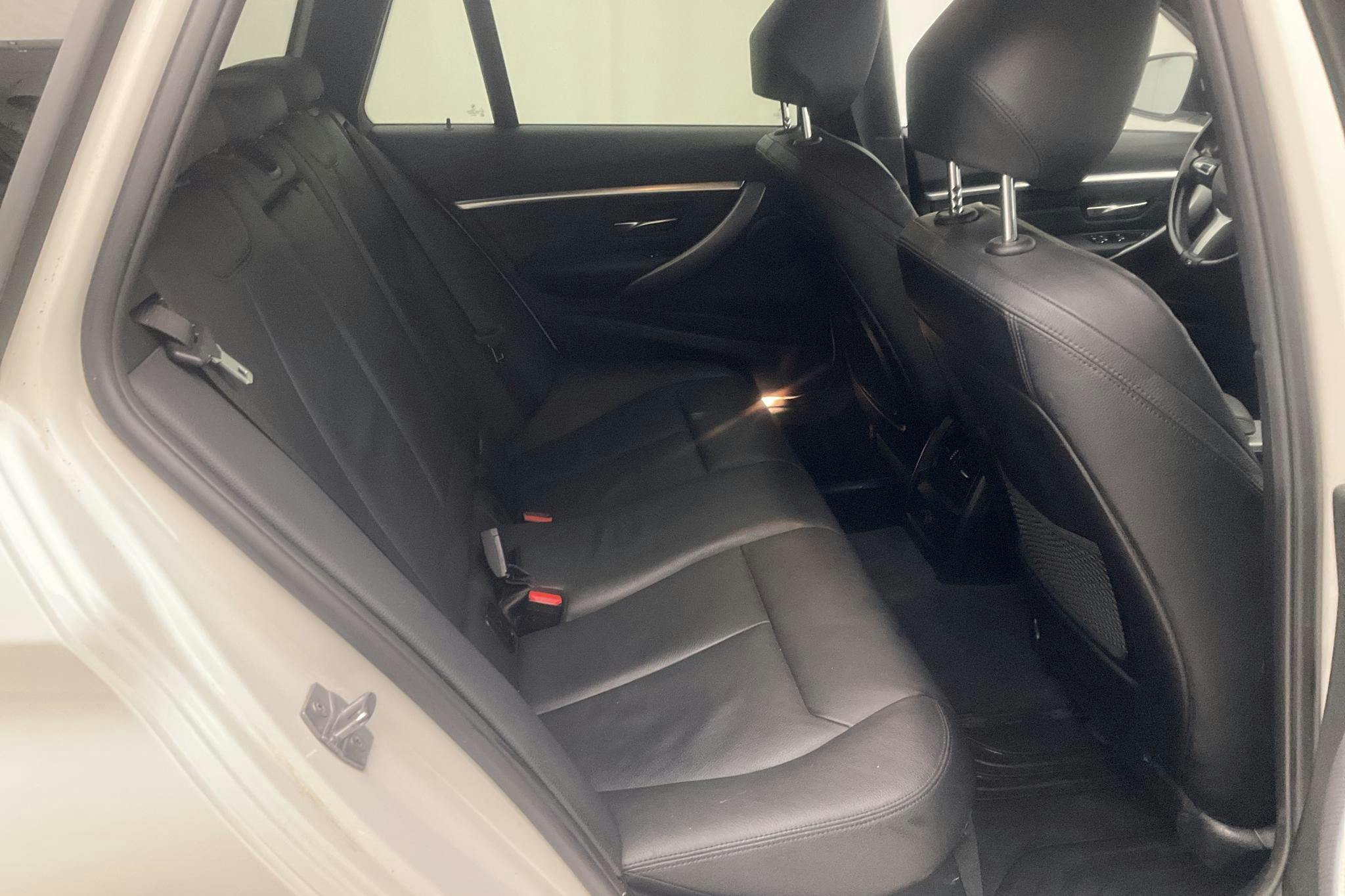 BMW 330i xDrive Touring, F31 (252hk) - 13 872 mil - Automat - vit - 2018