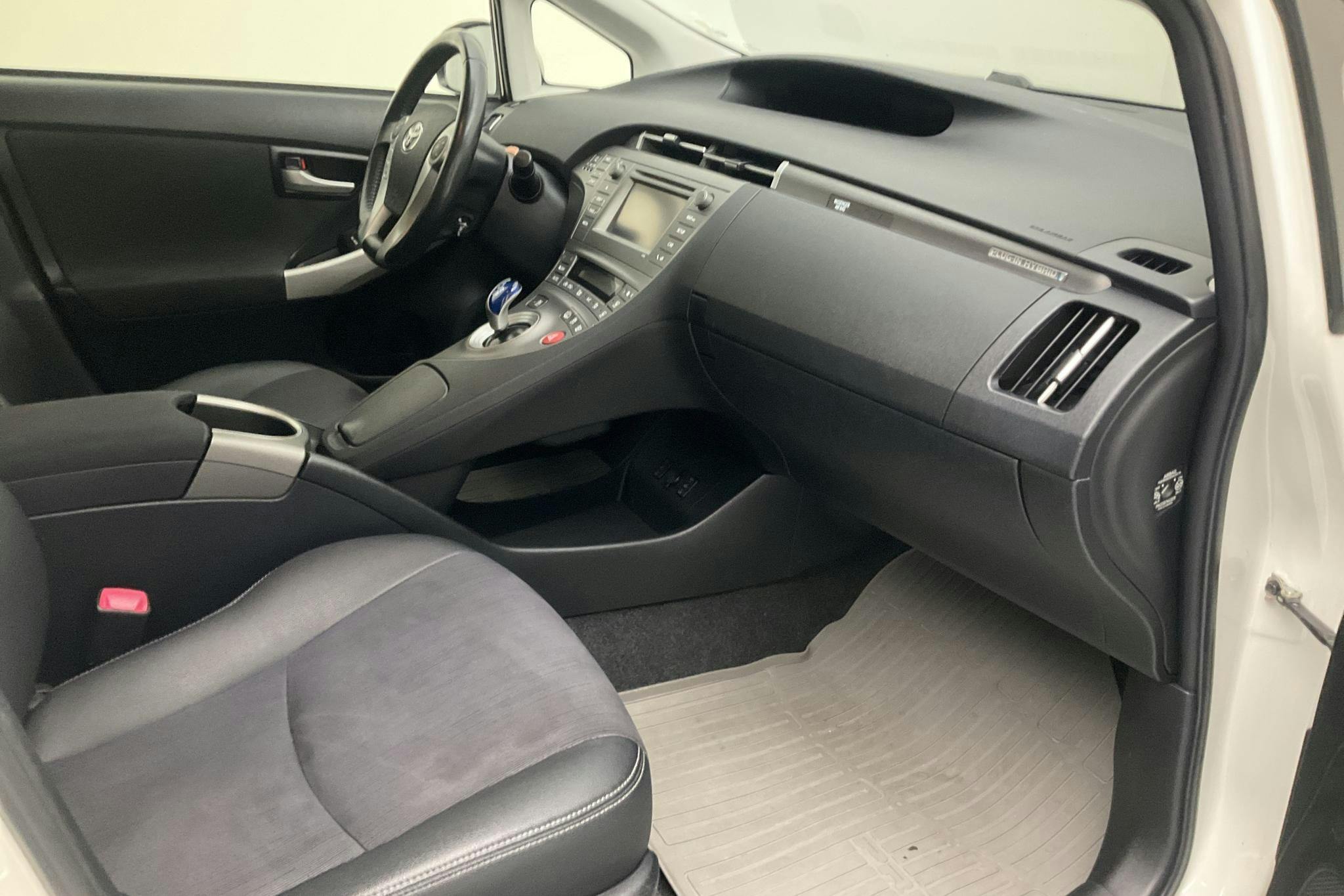 Toyota Prius 1.8 Plug-in Hybrid (99hk) - 269 190 km - Automatic - white - 2013