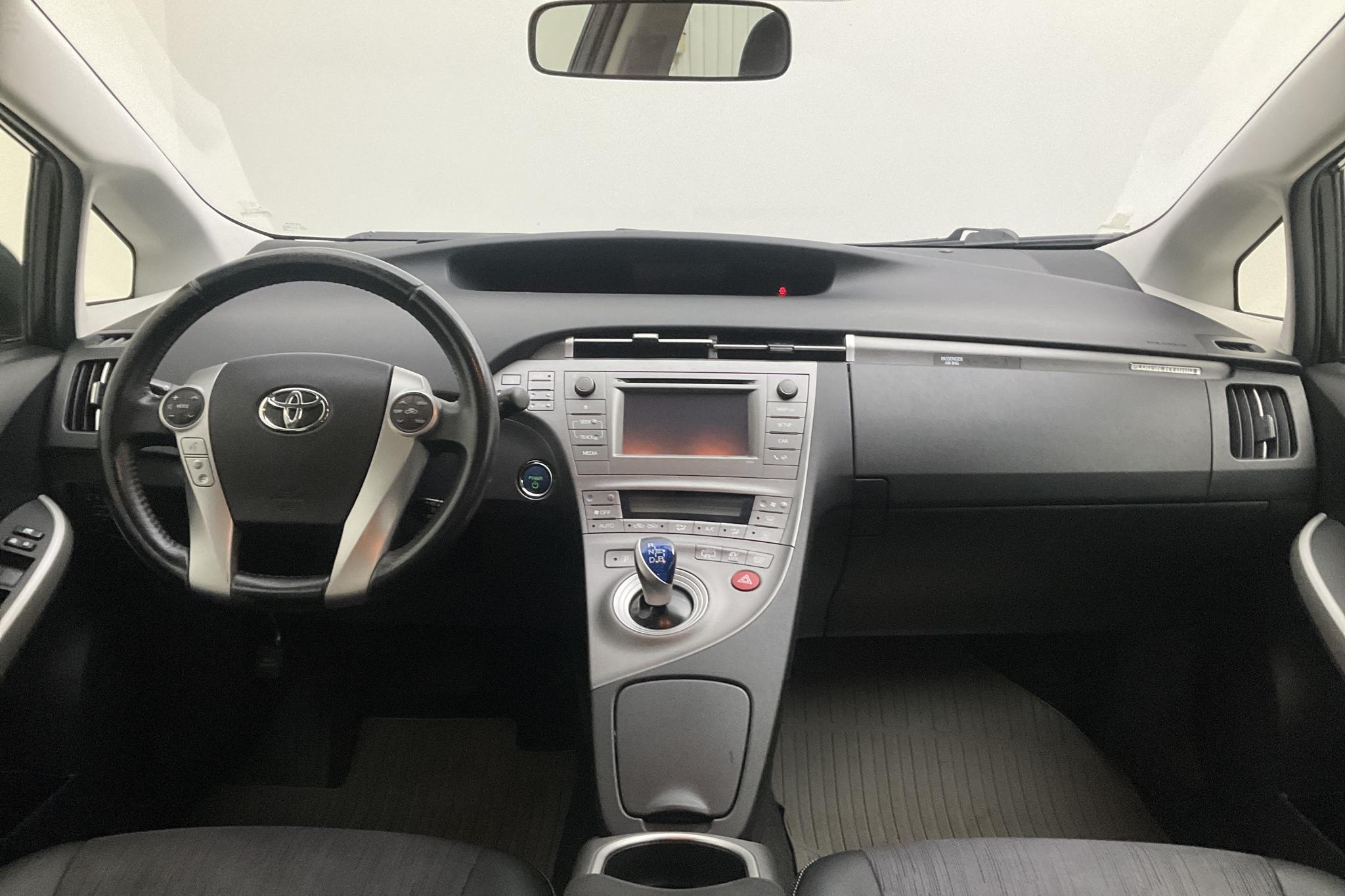 Toyota Prius 1.8 Plug-in Hybrid (99hk) - 26 919 mil - Automat - vit - 2013