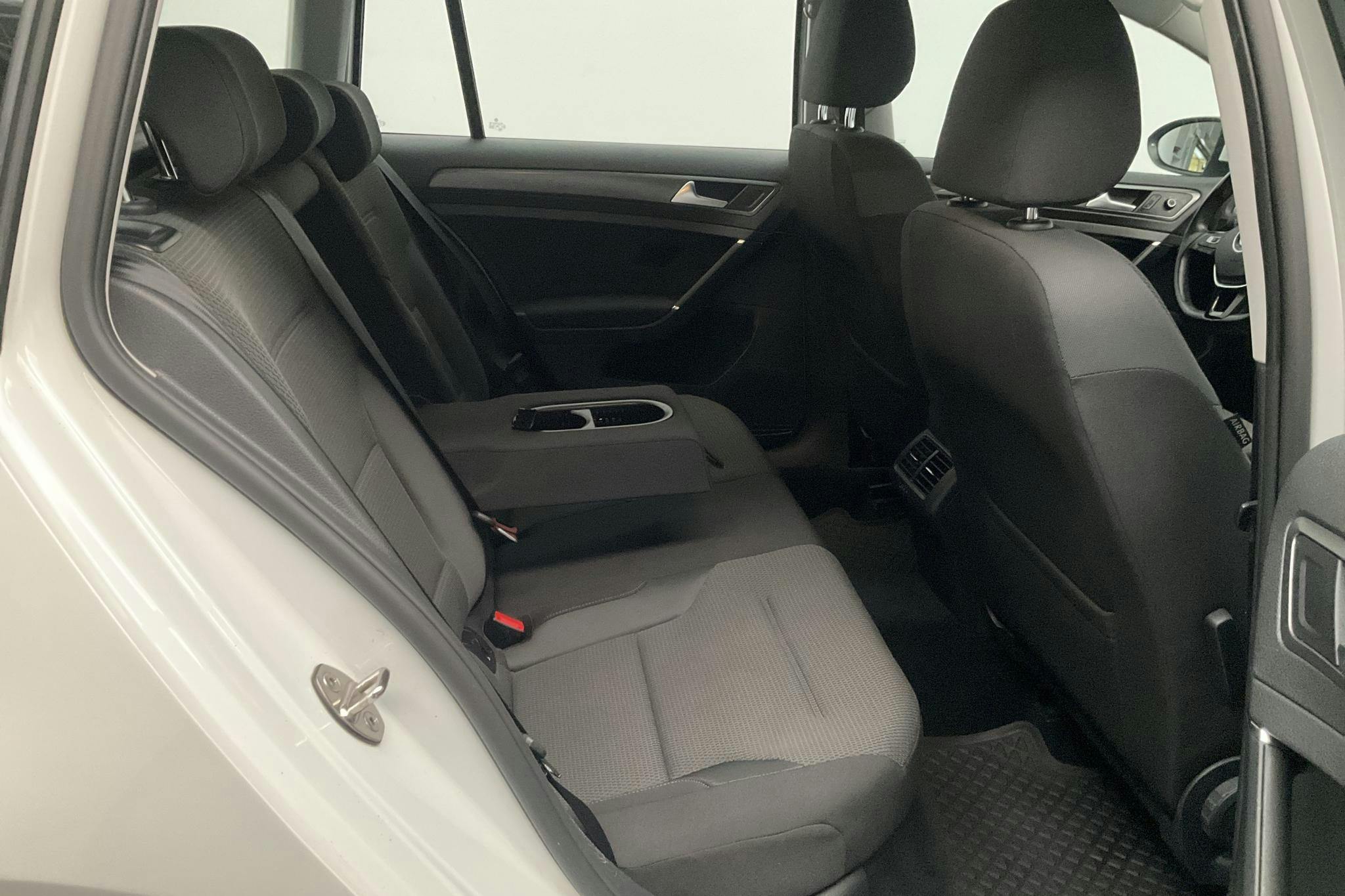 VW Golf VII 1.6 TDI Sportscombi (115hk) - 8 368 mil - Manuell - vit - 2018