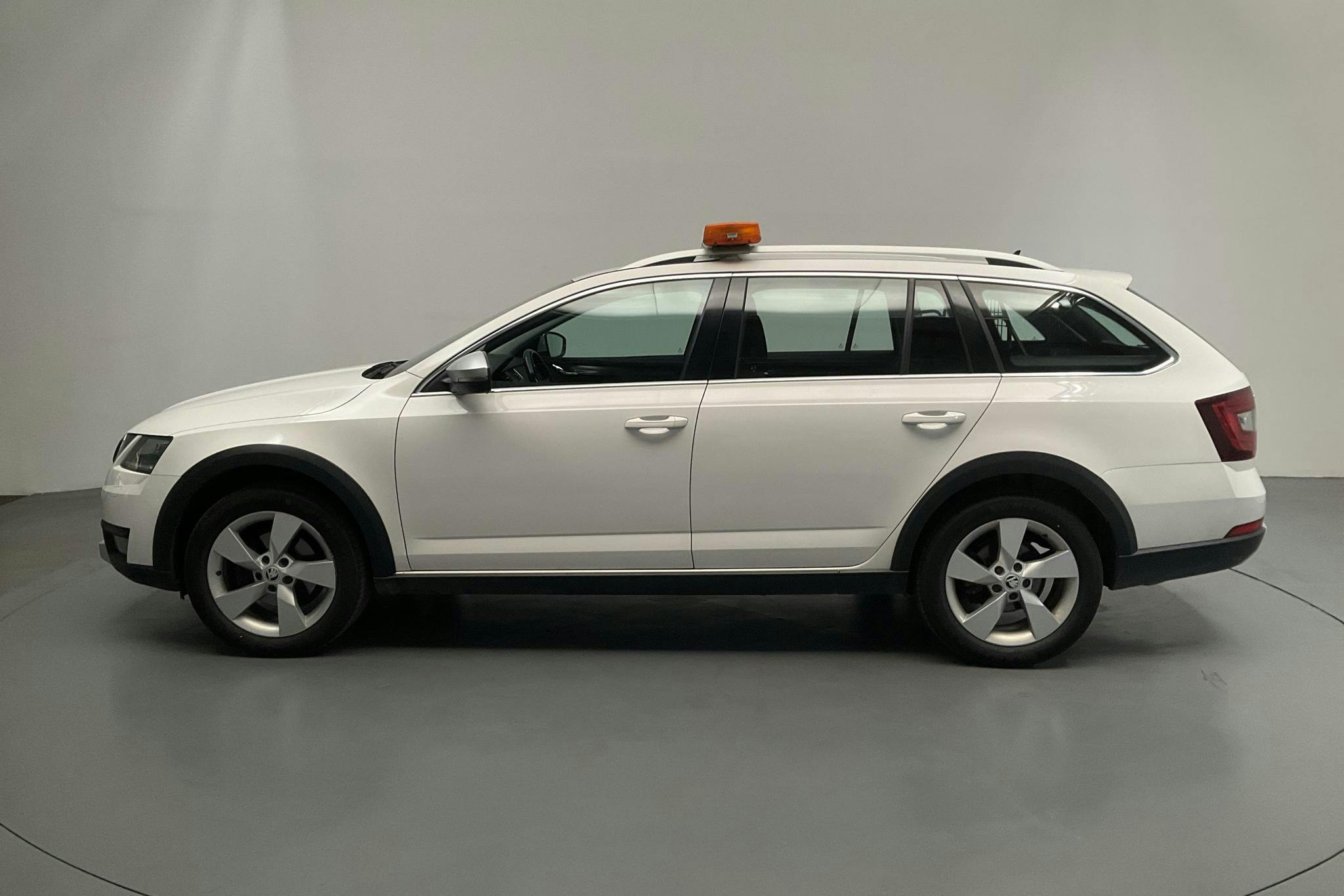 Skoda Octavia Scout II 2.0 TDI 4X4 (150hk) - 202 280 km - Automatic - white - 2019