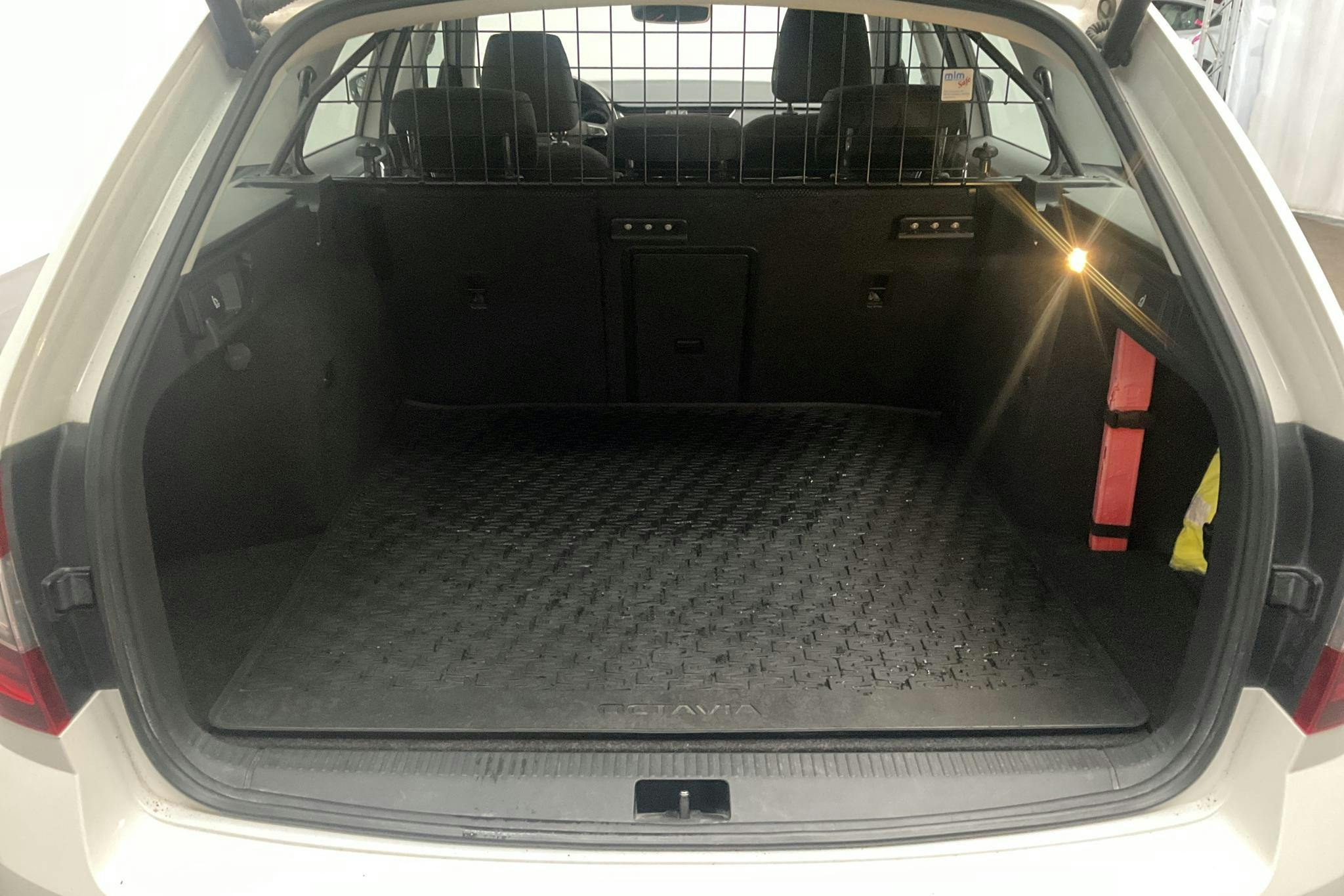 Skoda Octavia Scout II 2.0 TDI 4X4 (150hk) - 202 280 km - Automatic - white - 2019