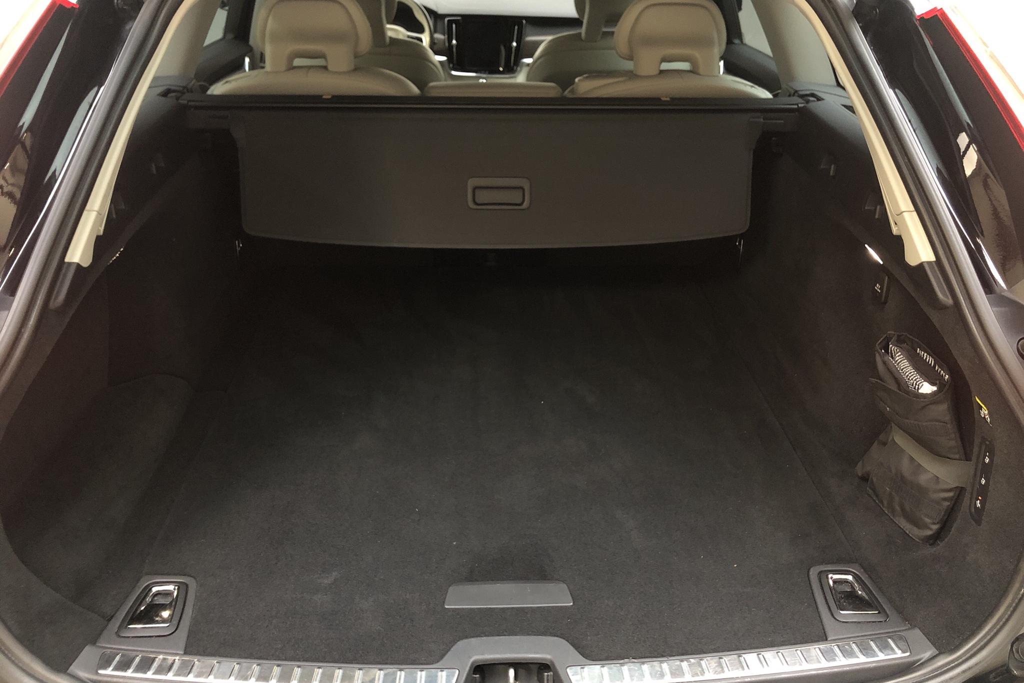 Volvo V90 D4 Cross Country AWD (190hk) - 12 811 mil - Automat - svart - 2018