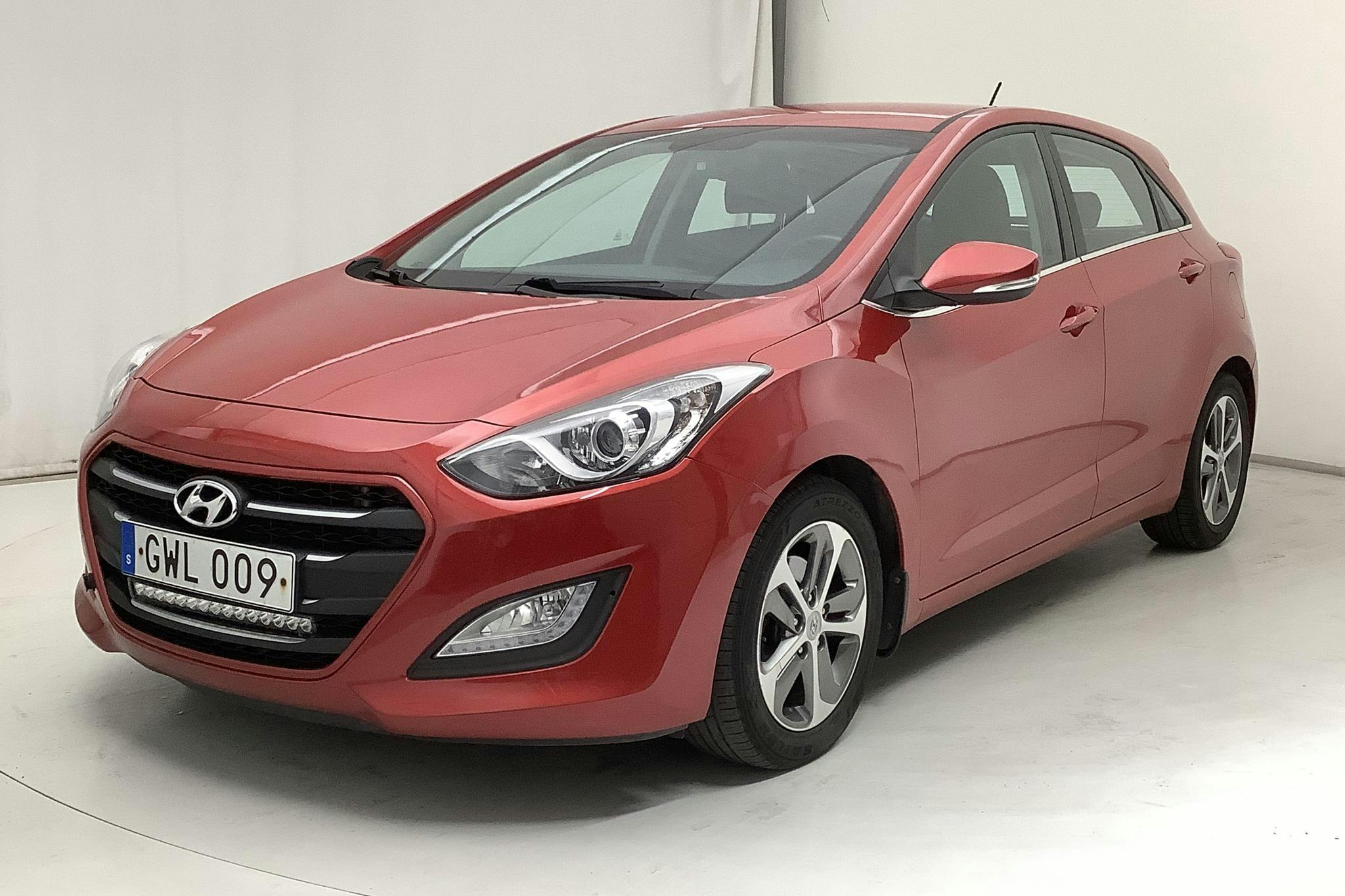 Hyundai i30 1.6 D 5dr (110hk) - 8 385 mil - Automat - röd - 2015