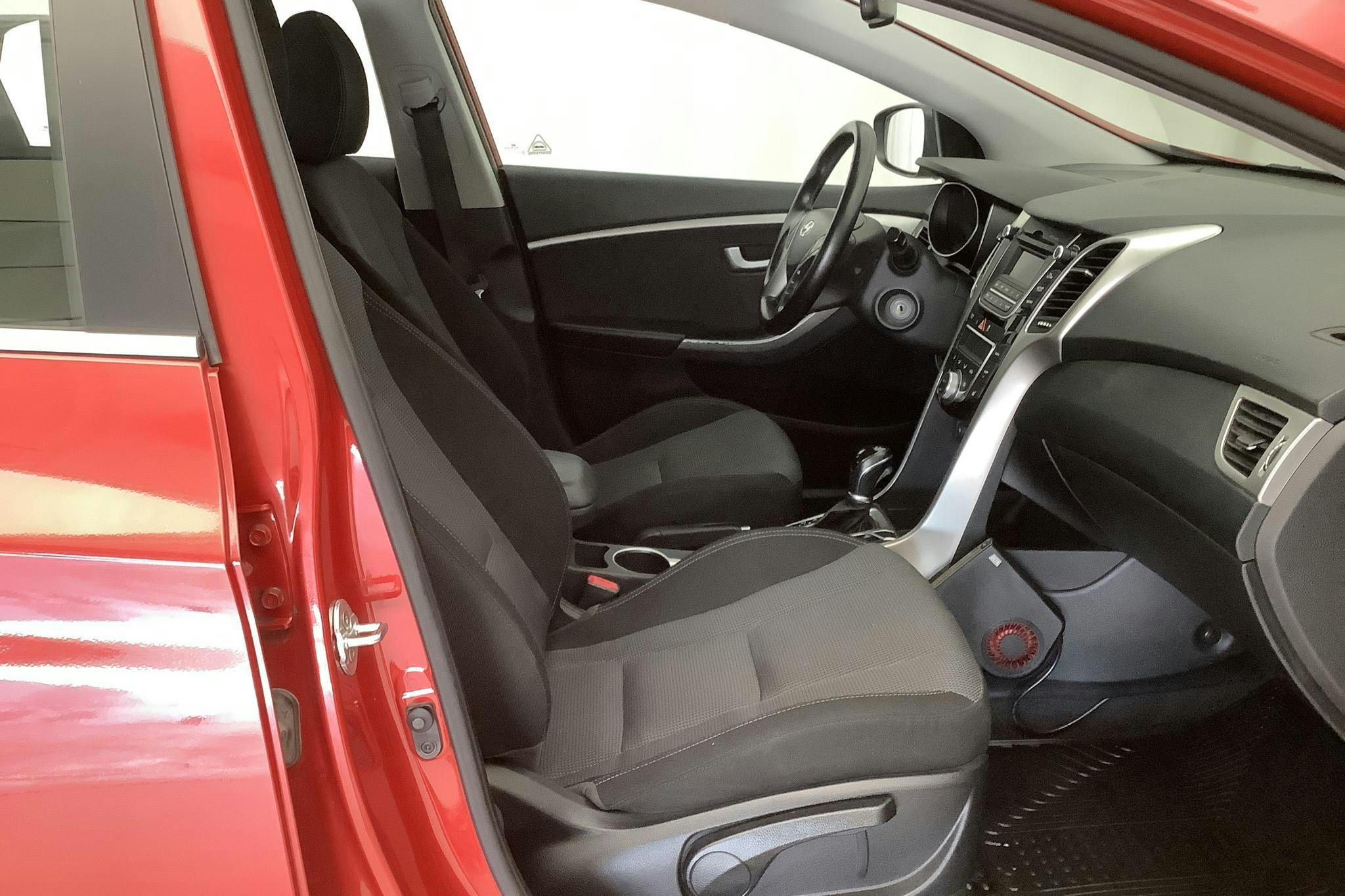 Hyundai i30 1.6 D 5dr (110hk) - 8 385 mil - Automat - röd - 2015