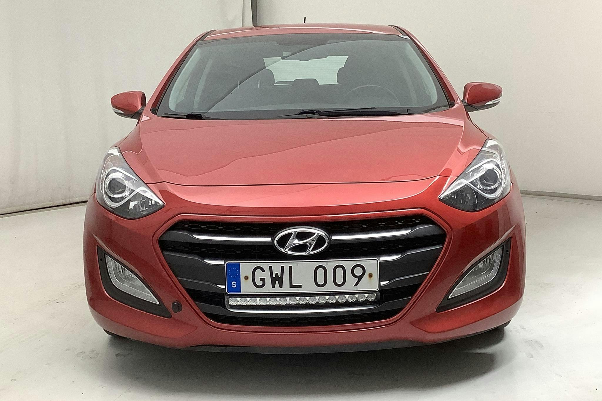 Hyundai i30 1.6 D 5dr (110hk) - 8 385 mil - Automat - röd - 2015
