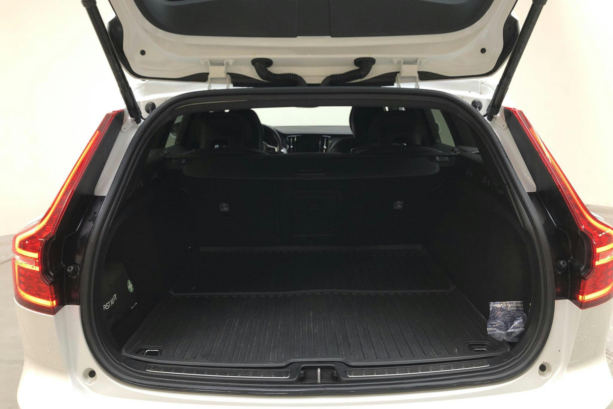Volvo V60 D4 (190hk) - 74 580 km - Manual - white - 2019