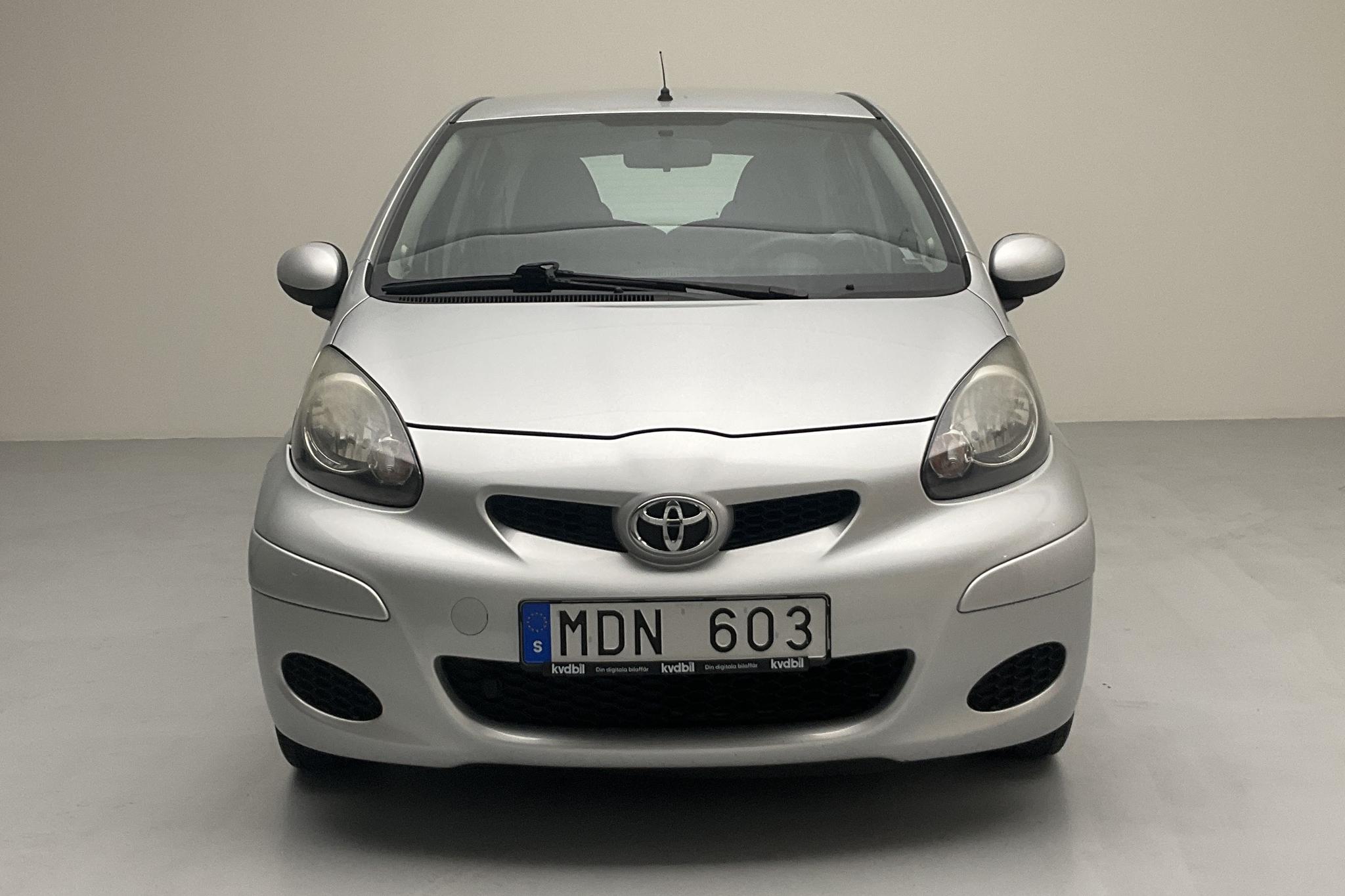 Toyota Aygo 1.0 VVT-i 5dr (68hk) - 11 341 mil - Manuell - silver - 2012