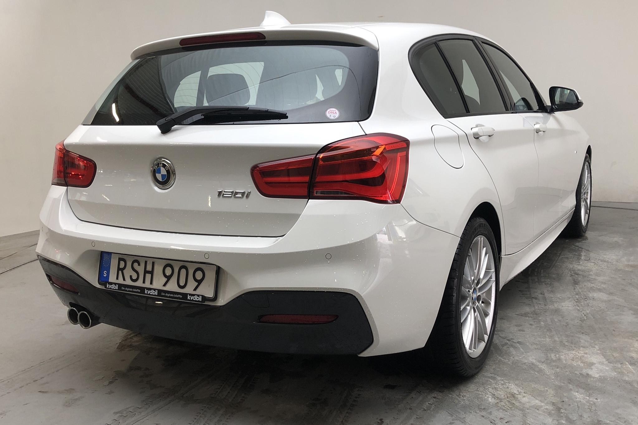 BMW 120i 5dr, F20 (184hk) - 5 253 mil - Automat - vit - 2019
