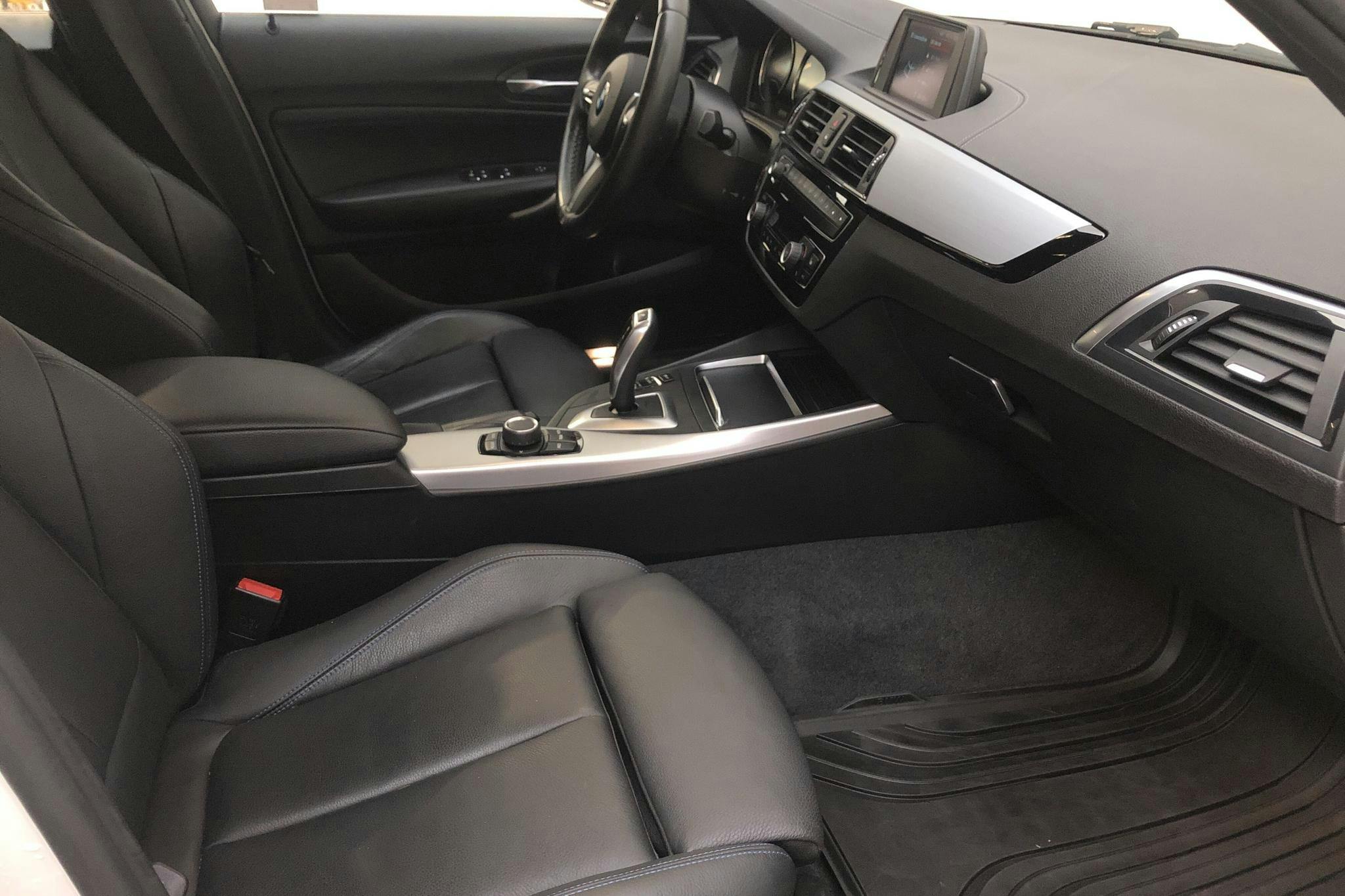 BMW 120i 5dr, F20 (184hk) - 5 253 mil - Automat - vit - 2019