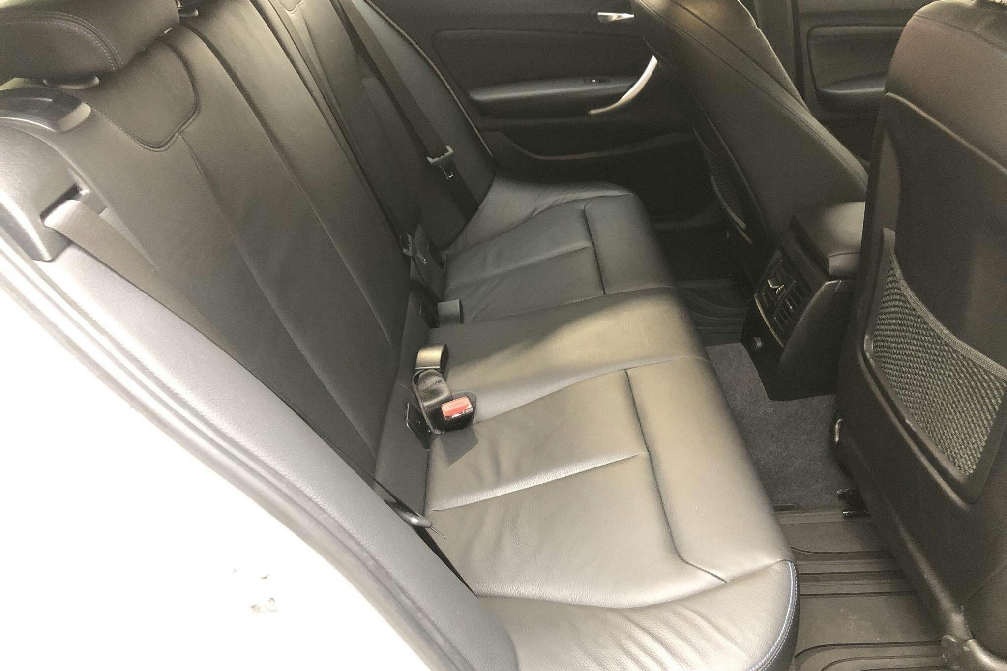 BMW 120i 5dr, F20 (184hk) - 5 253 mil - Automat - vit - 2019