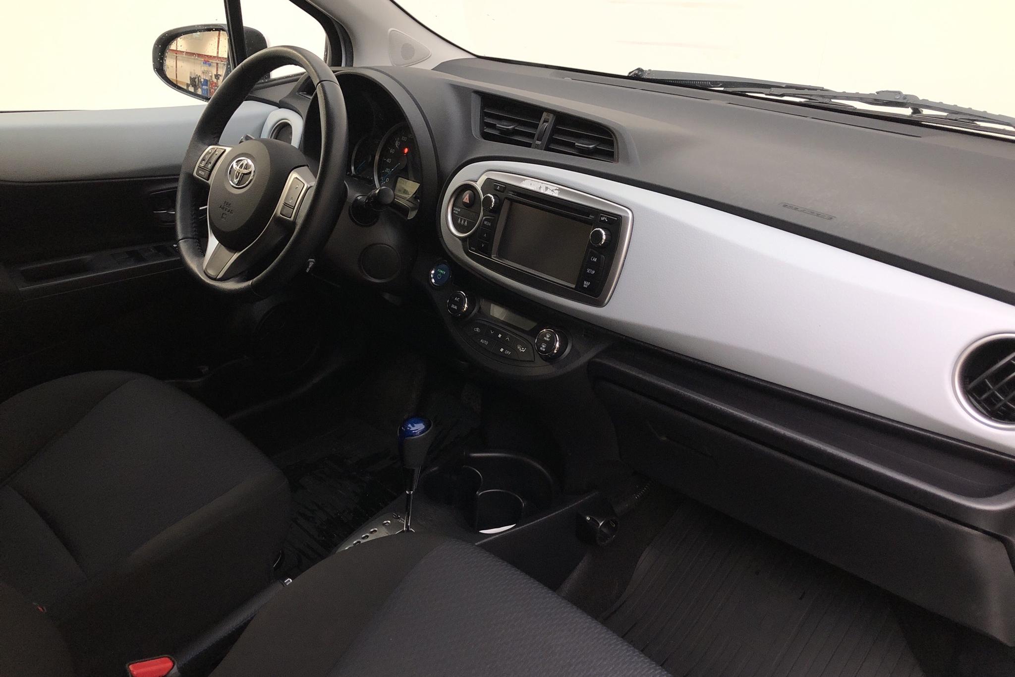 Toyota Yaris 1.5 HSD 5dr (75hk) - 8 343 mil - Automat - vit - 2014