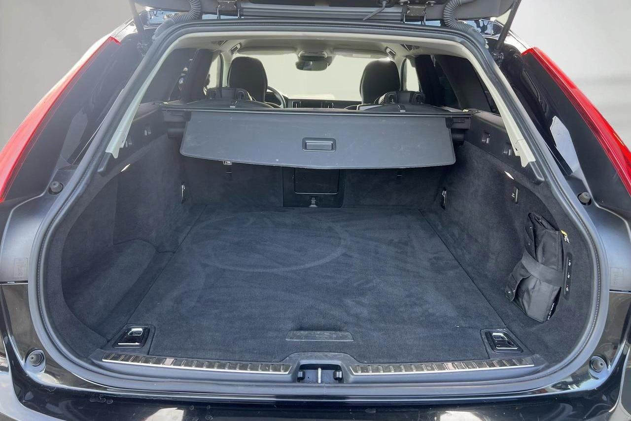 Volvo V90 D4 Cross Country AWD (190hk) - 16 370 mil - Automat - svart - 2019