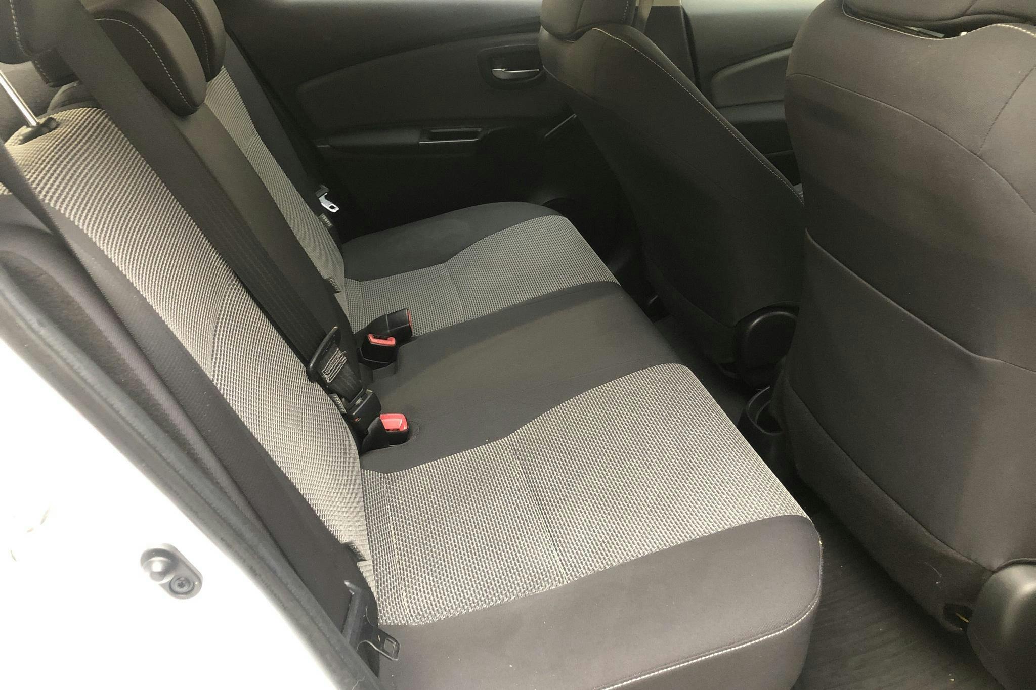 Toyota Yaris 1.5 HSD 5dr (75hk) - 9 888 mil - Automat - vit - 2015