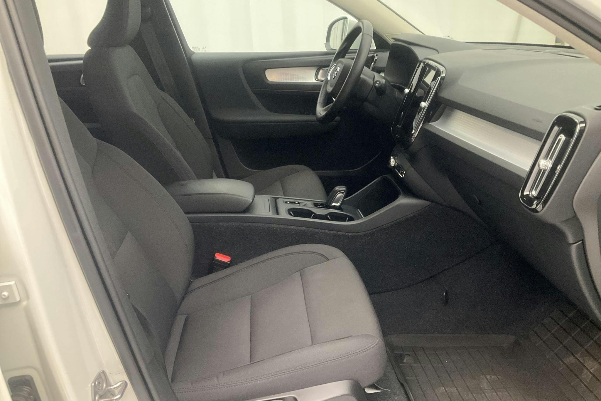 Volvo XC40 T2 2WD (129hk) - 3 113 mil - Automat - vit - 2021