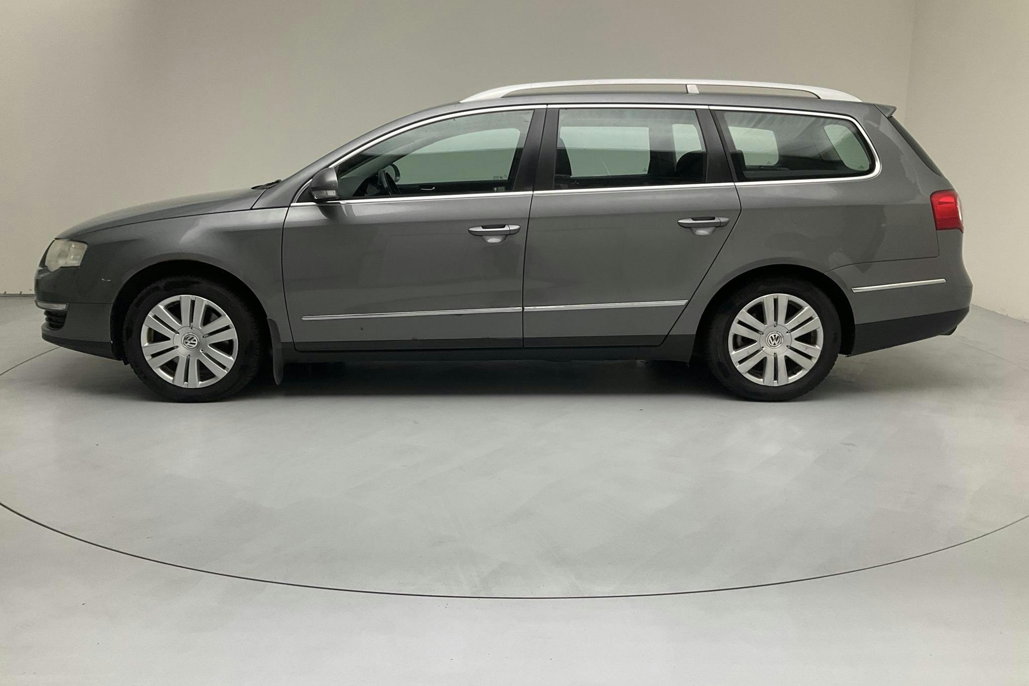 VW Passat 2.0 FSI Variant (150hk) - 211 750 km - Manual - Light Grey - 2007