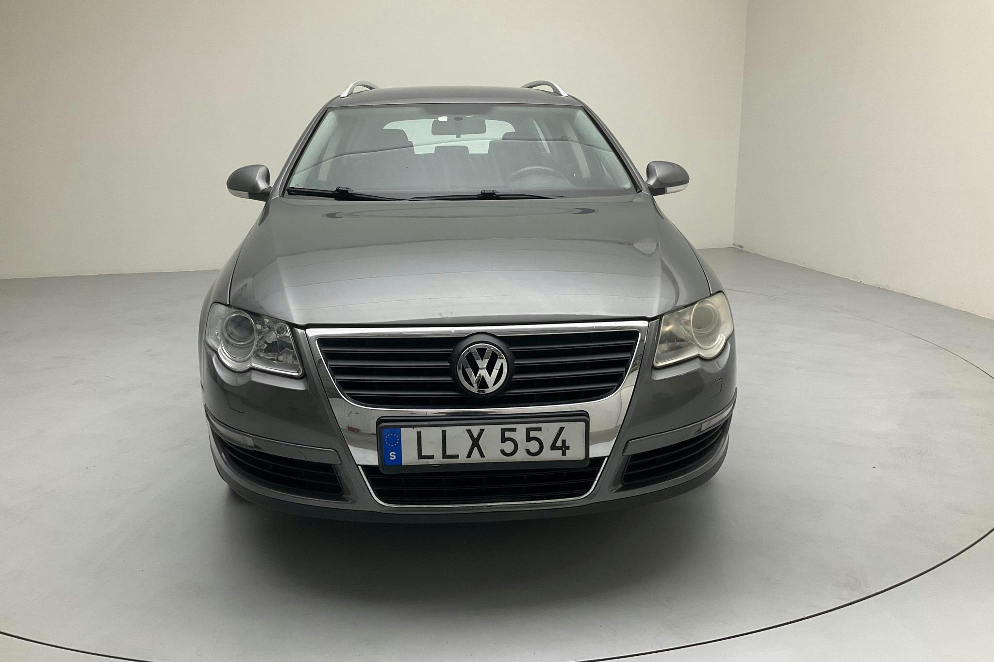 VW Passat 2.0 FSI Variant (150hk) - 211 750 km - Manual - Light Grey - 2007