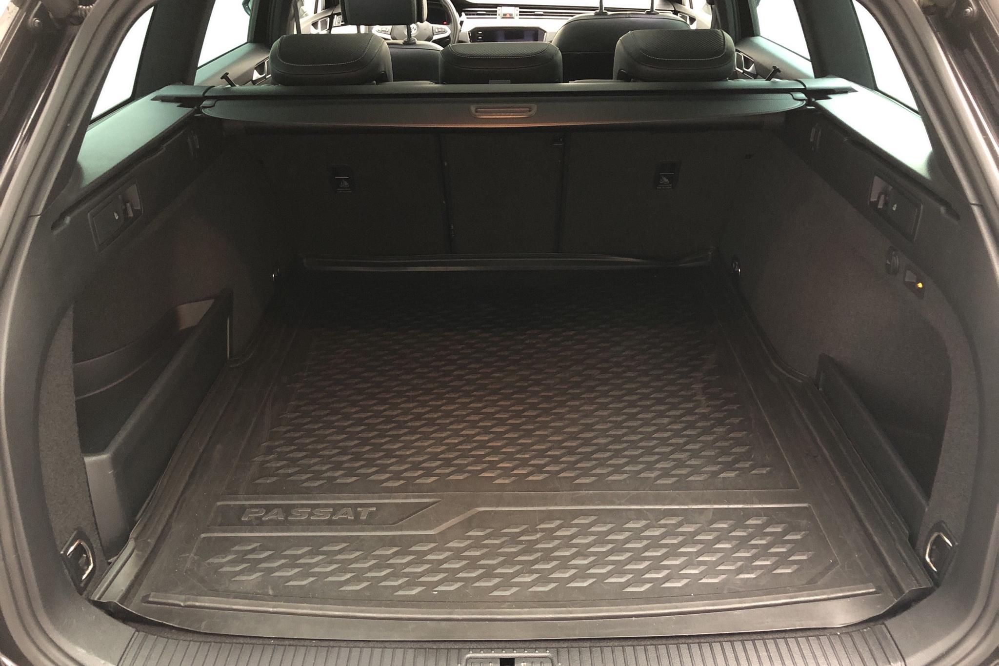 VW Passat 2.0 TDI BiTurbo Sportscombi 4MOTION (240hk) - 9 627 mil - Automat - Dark Grey - 2020
