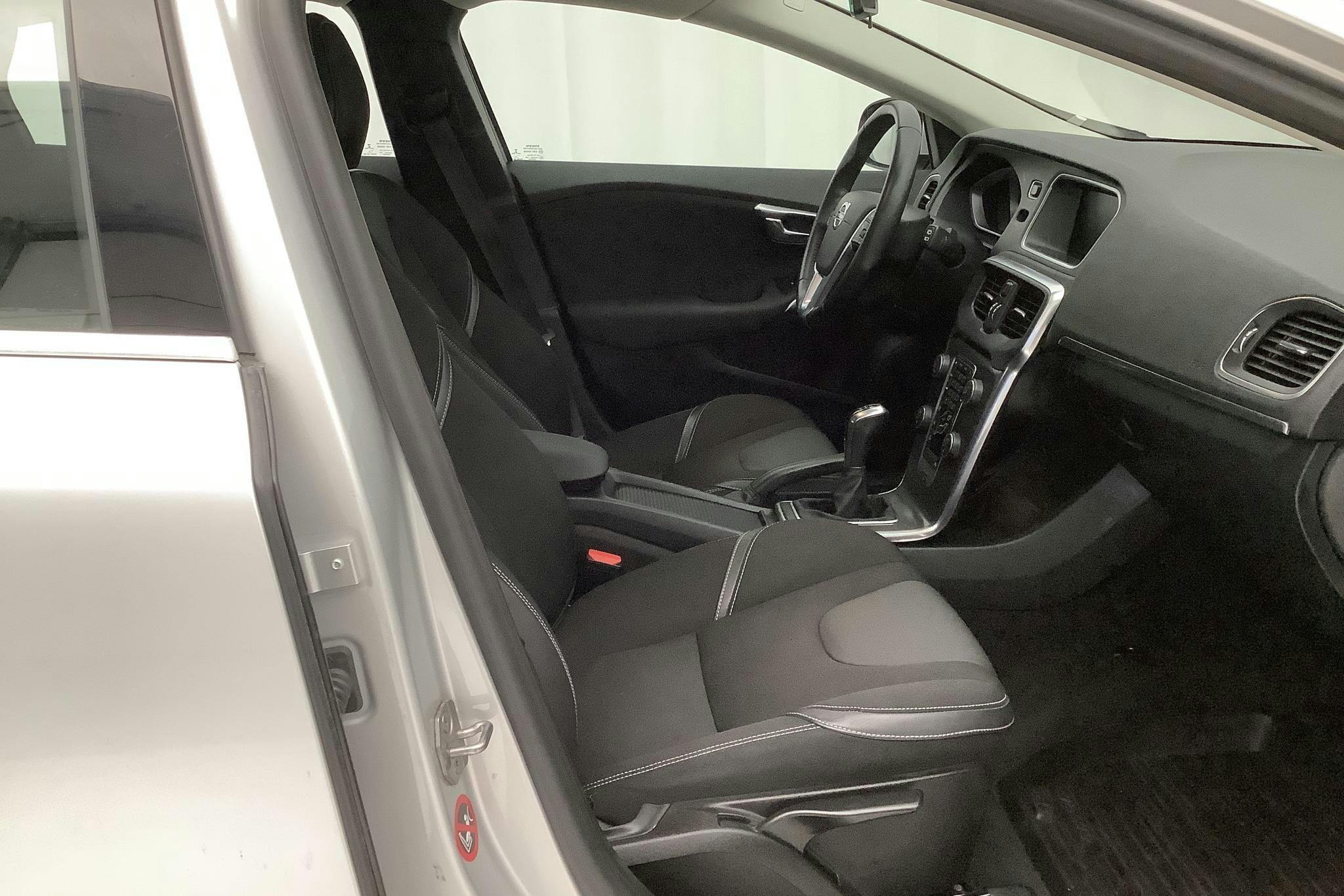 Volvo V40 D2 (115hk) - 9 980 mil - Manuell - silver - 2015