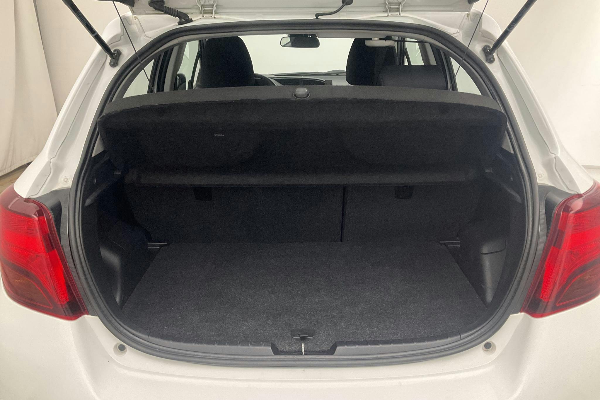 Toyota Yaris 1.5 HSD 5dr (75hk) - 17 834 mil - Automat - vit - 2016