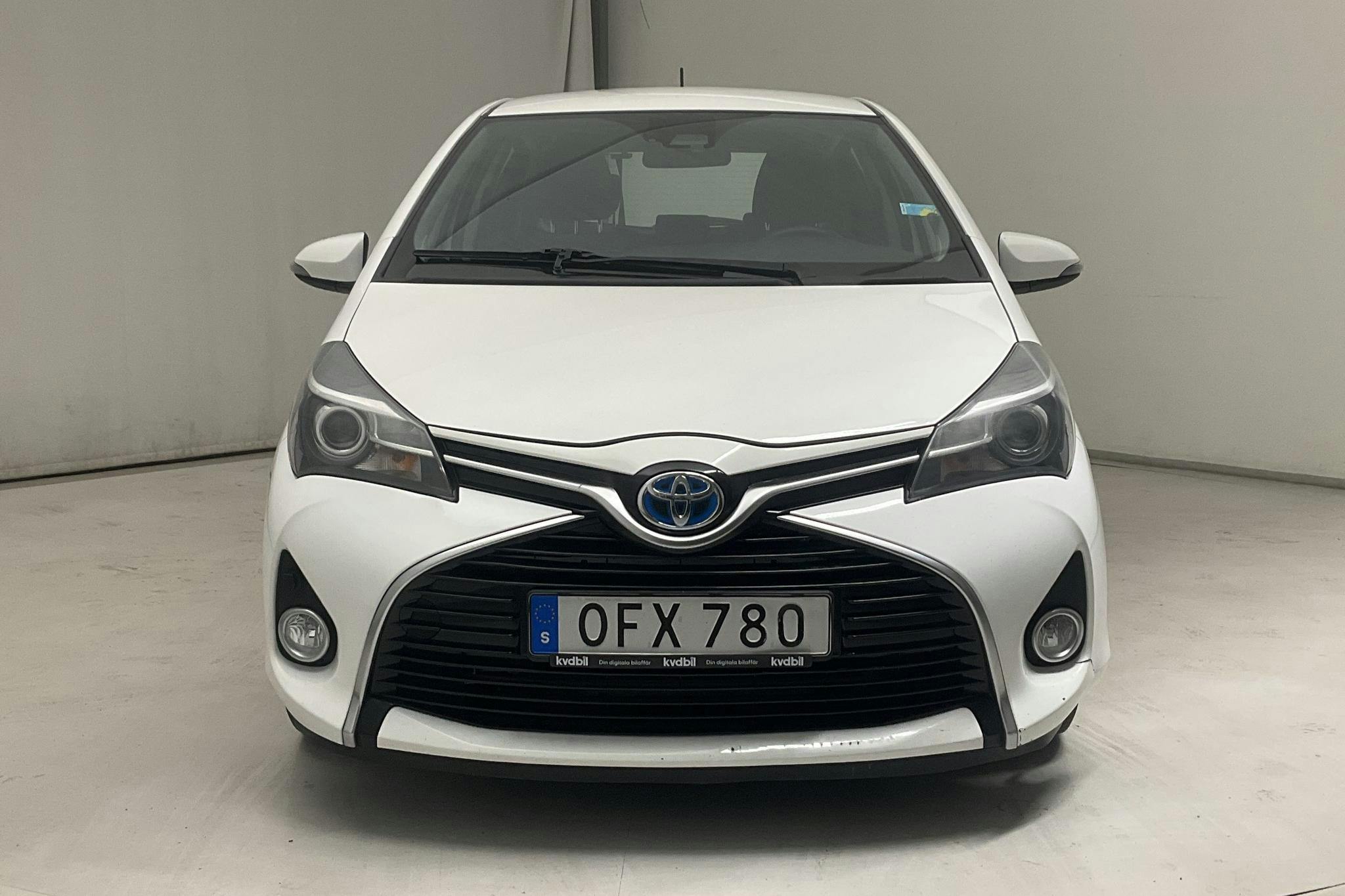 Toyota Yaris 1.5 HSD 5dr (75hk) - 17 834 mil - Automat - vit - 2016